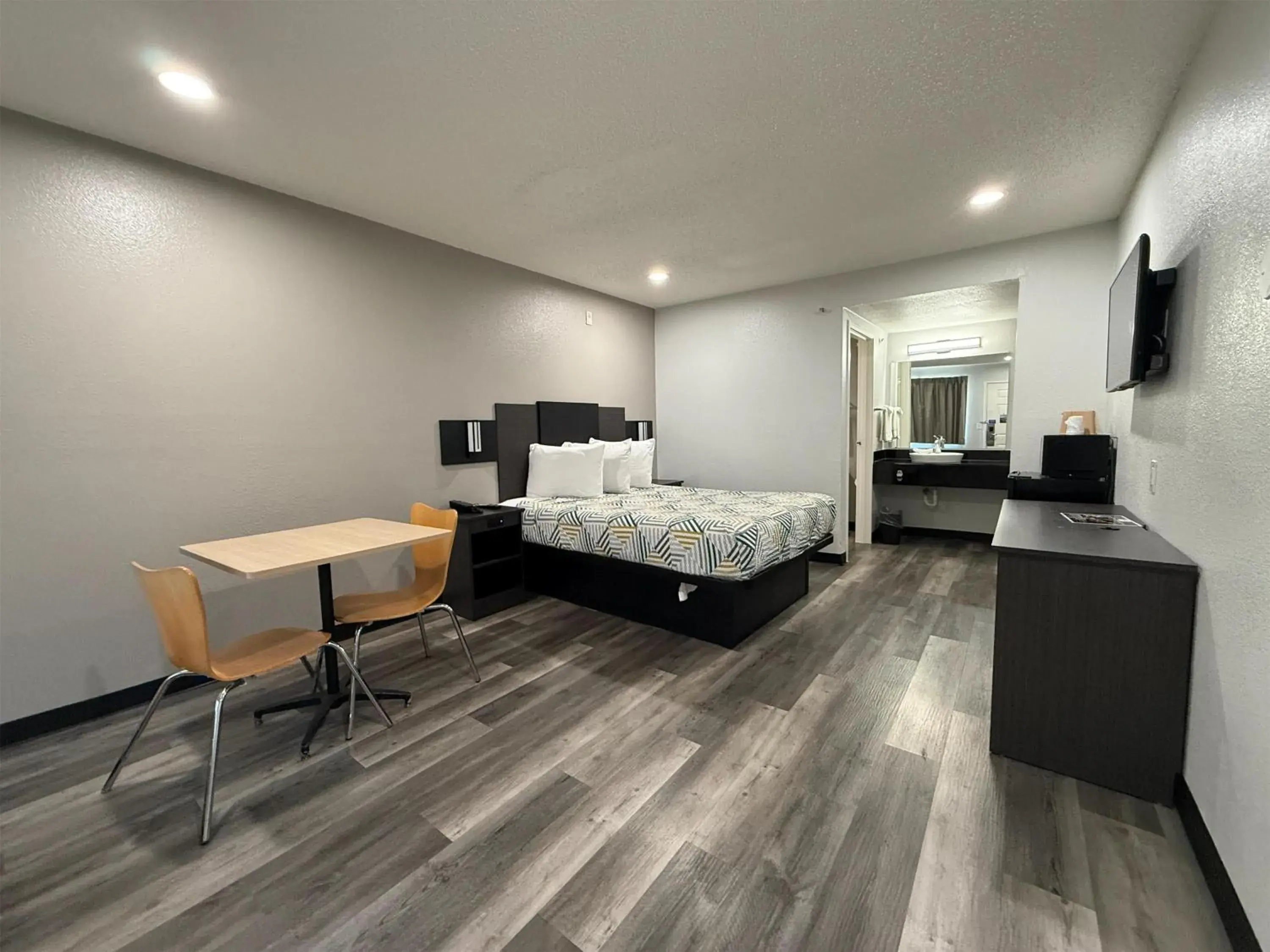 Deluxe Queen Room - single occupancy - Non-Smoking in Motel 6-Tacoma, WA - South Deluxe Queen Room - single occupancy - Non-Smoking in Motel 6-Tacoma, WA - South