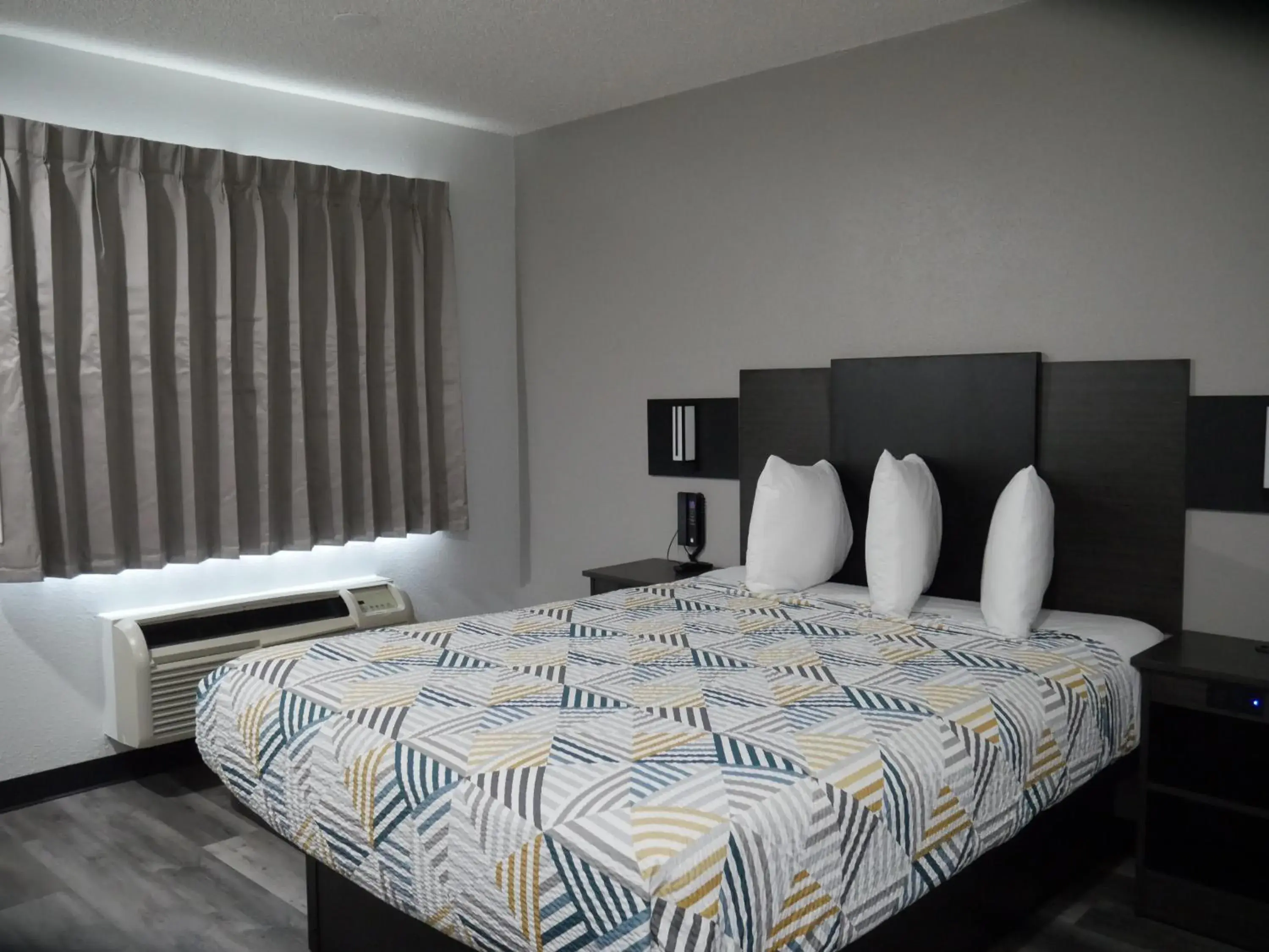 Bedroom, Bed in Motel 6-Tacoma, WA - South Bedroom, Bed in Motel 6-Tacoma, WA - South