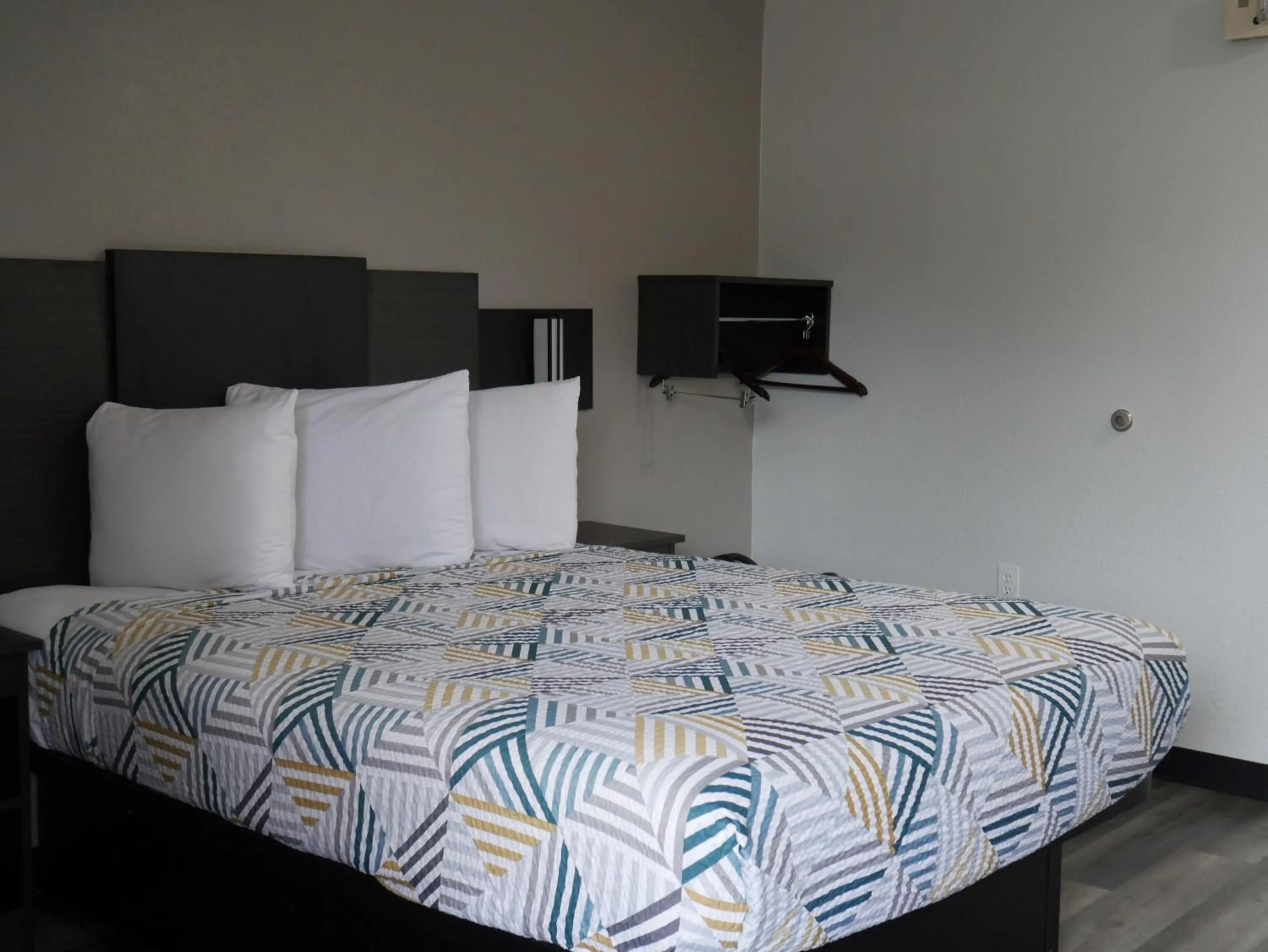 Bedroom, Bed in Motel 6-Tacoma, WA - South