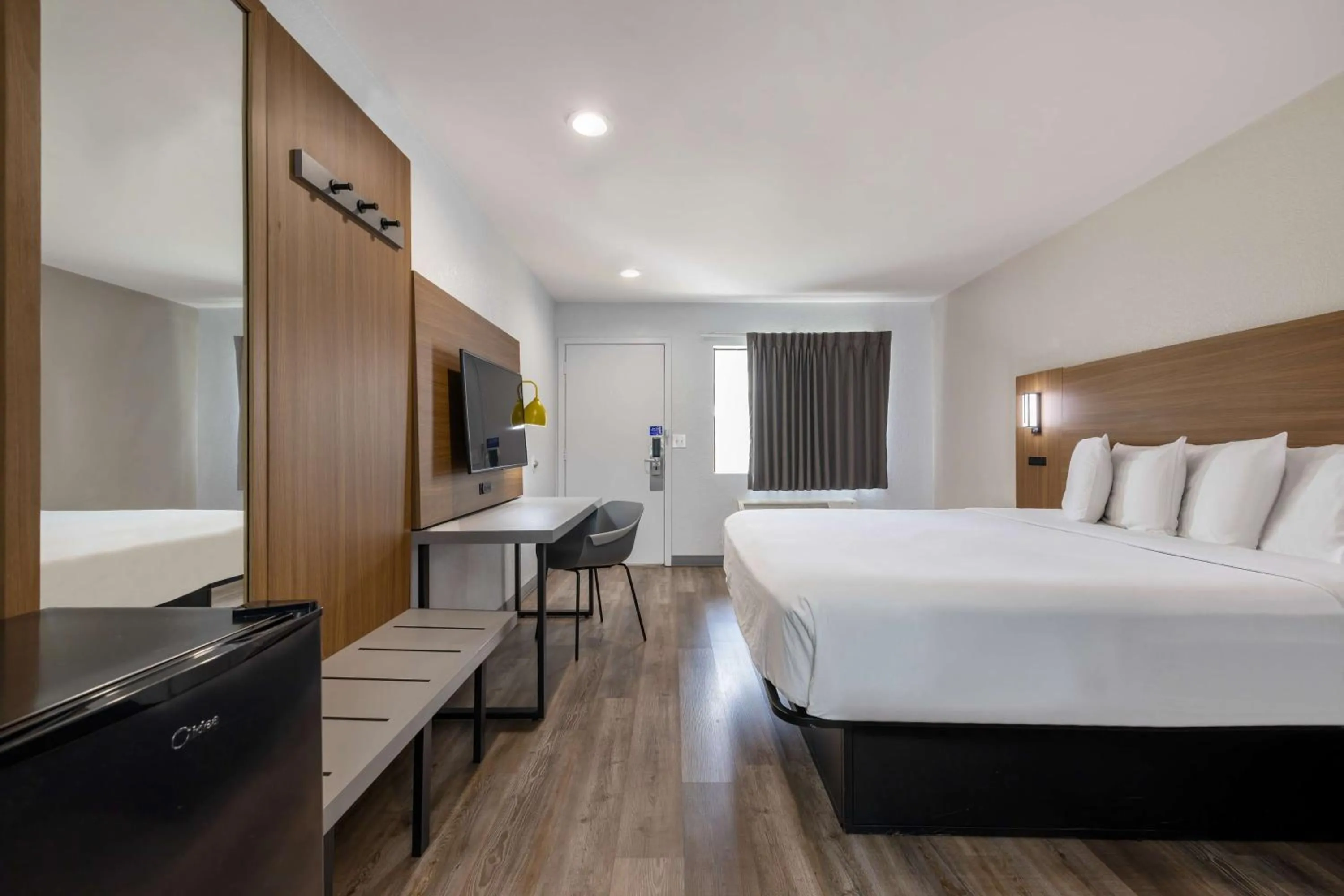 Bedroom, Bed in Motel 6-Santa Ana, CA