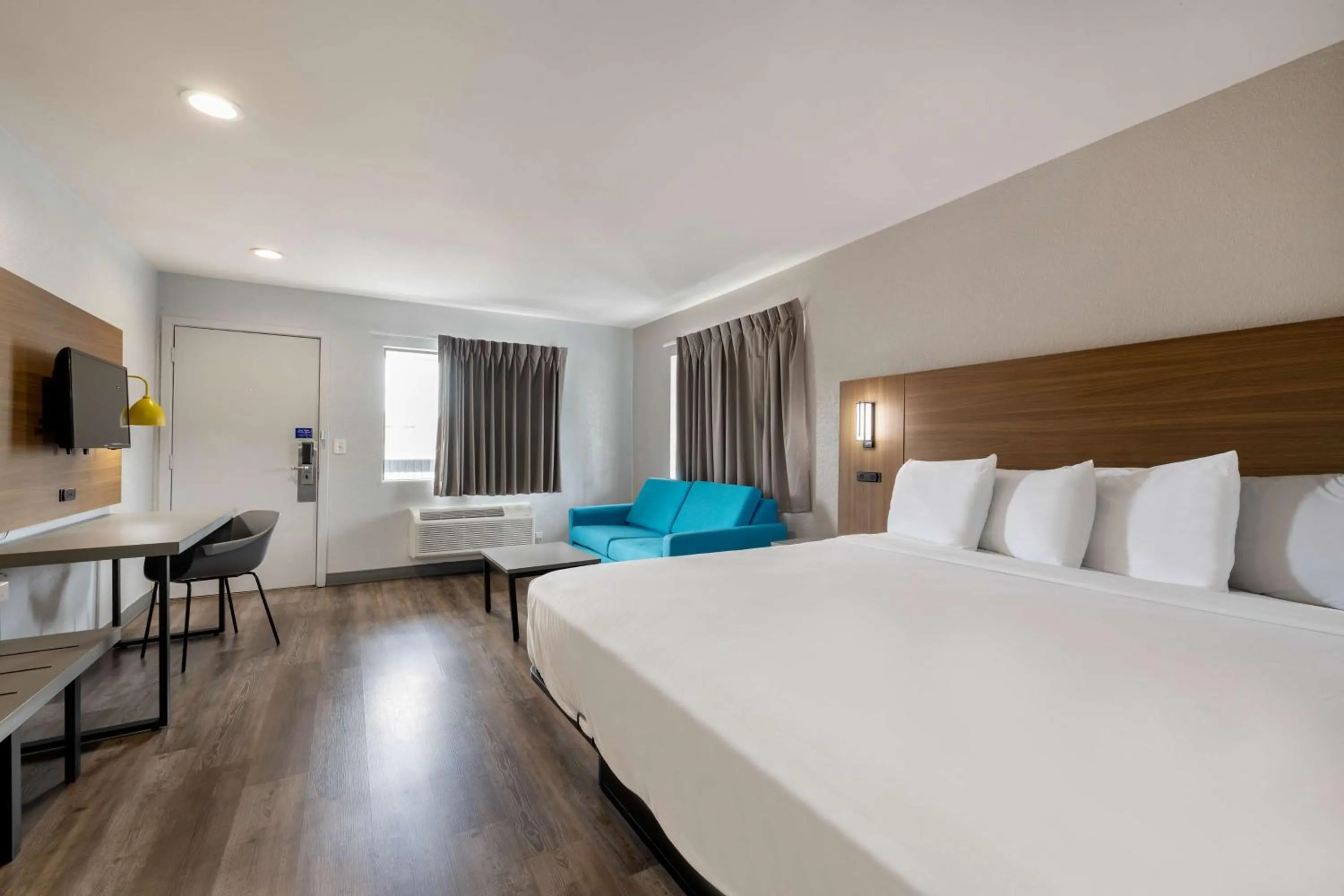 Photo of the whole room, Bed in Motel 6-Santa Ana, CA