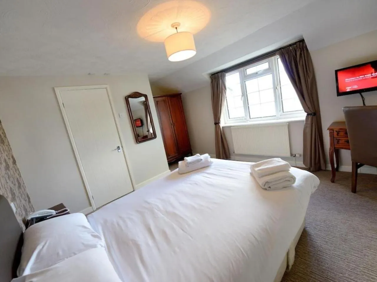 Bedroom, Bed in Savoy Country Inn