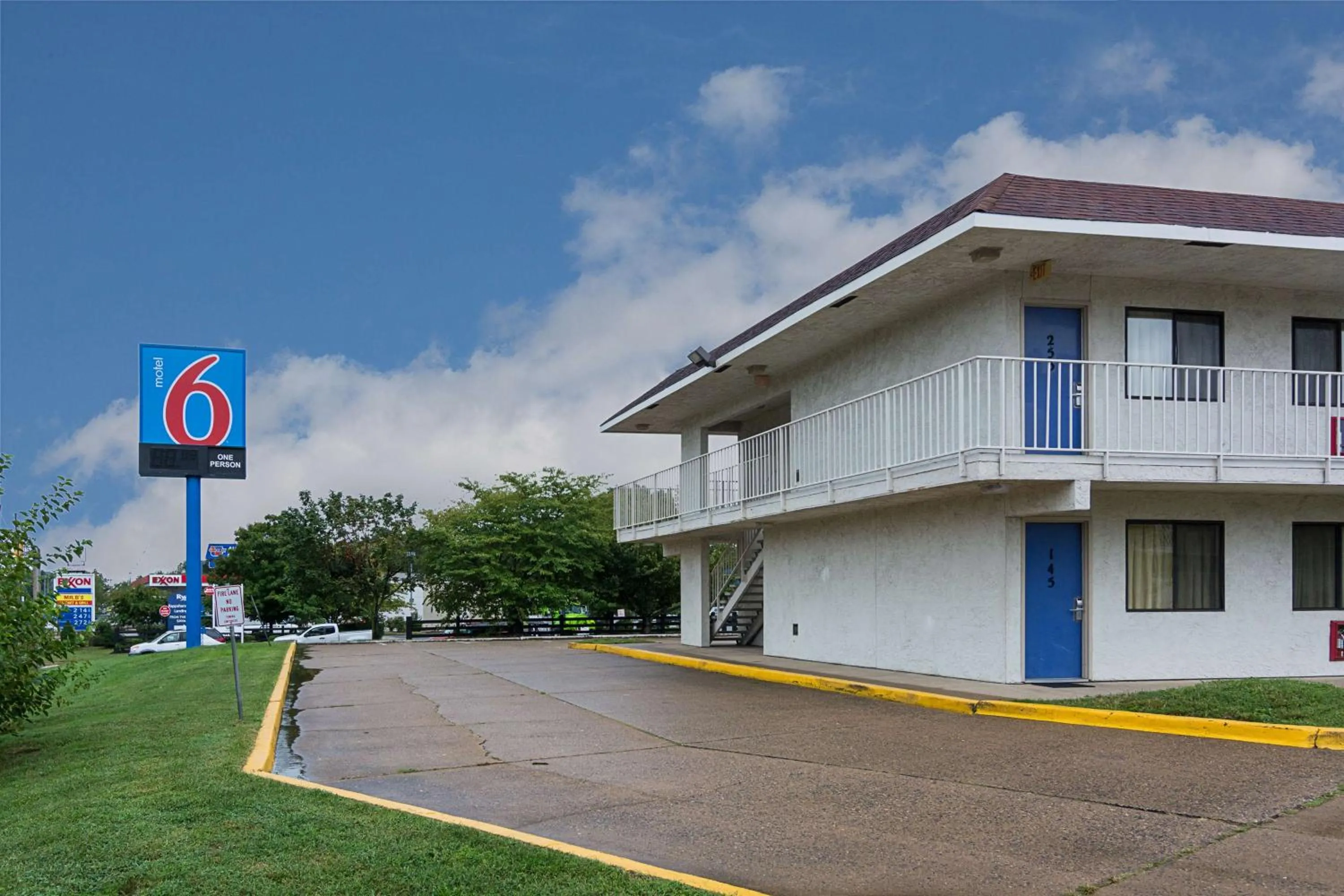 Property building in Motel 6 Fredericksburg, Va - North