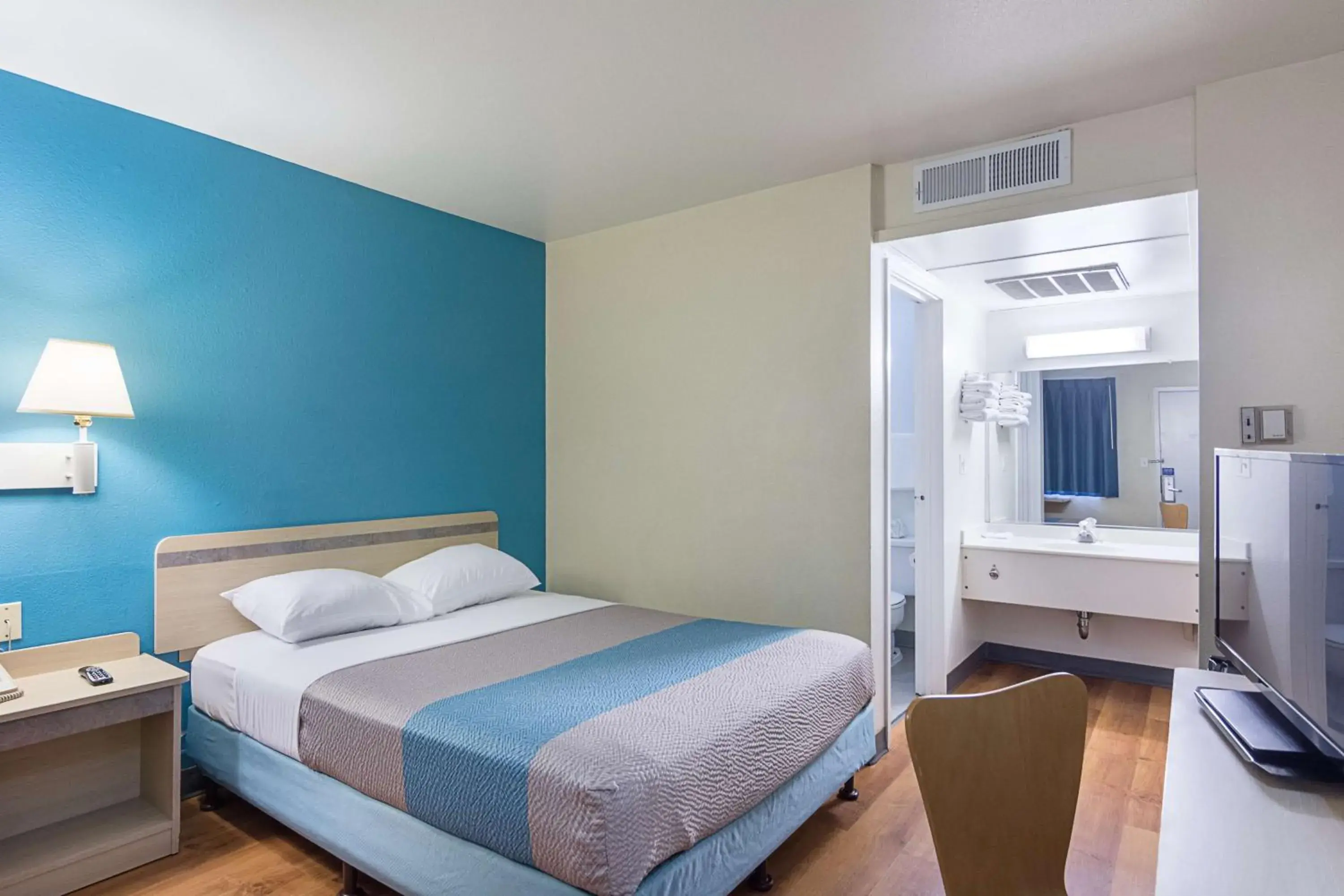 TV and multimedia, Bed in Motel 6 Fredericksburg, Va - North TV and multimedia, Bed in Motel 6 Fredericksburg, Va - North