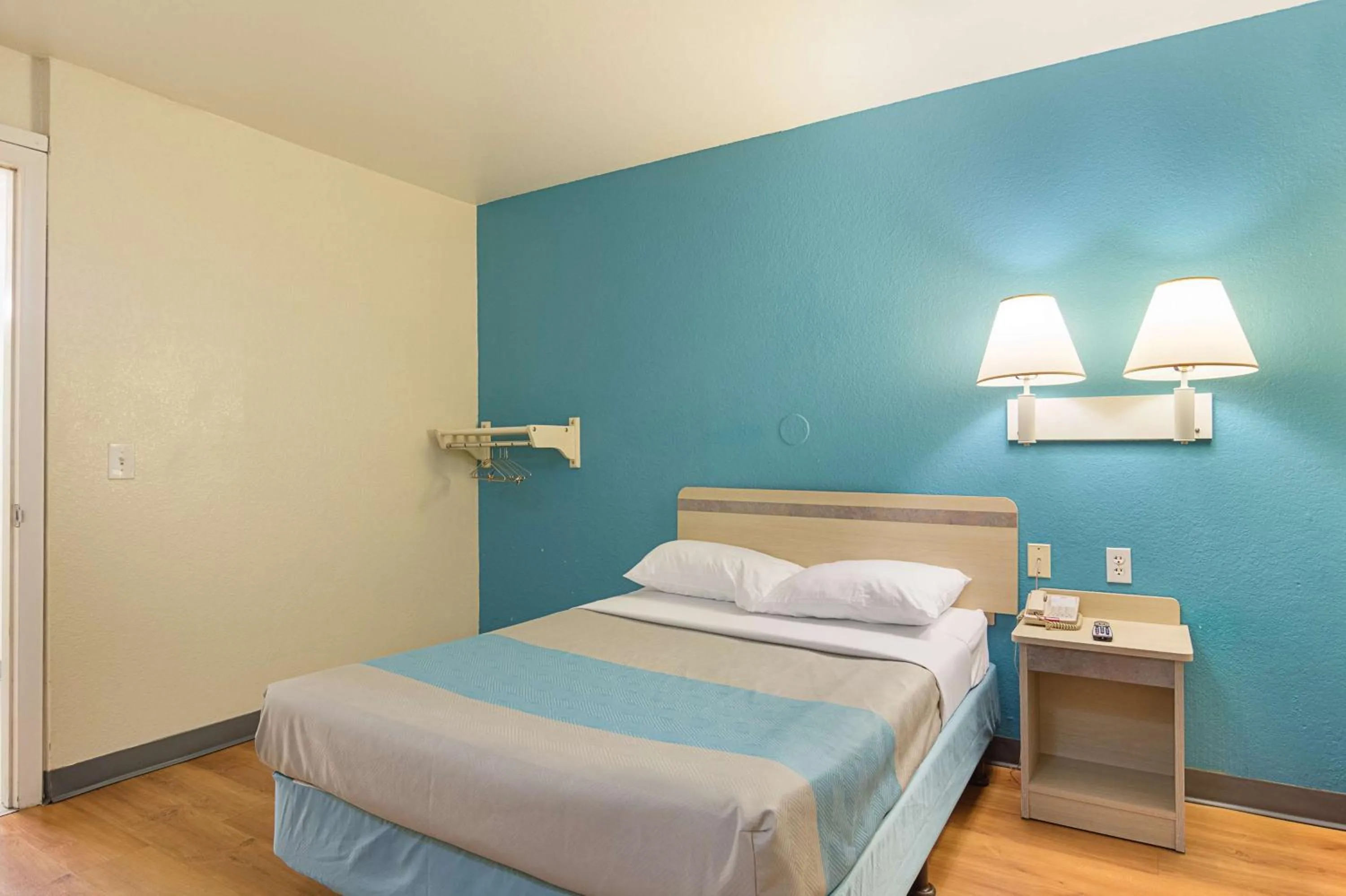 Photo of the whole room, Bed in Motel 6 Fredericksburg, Va - North