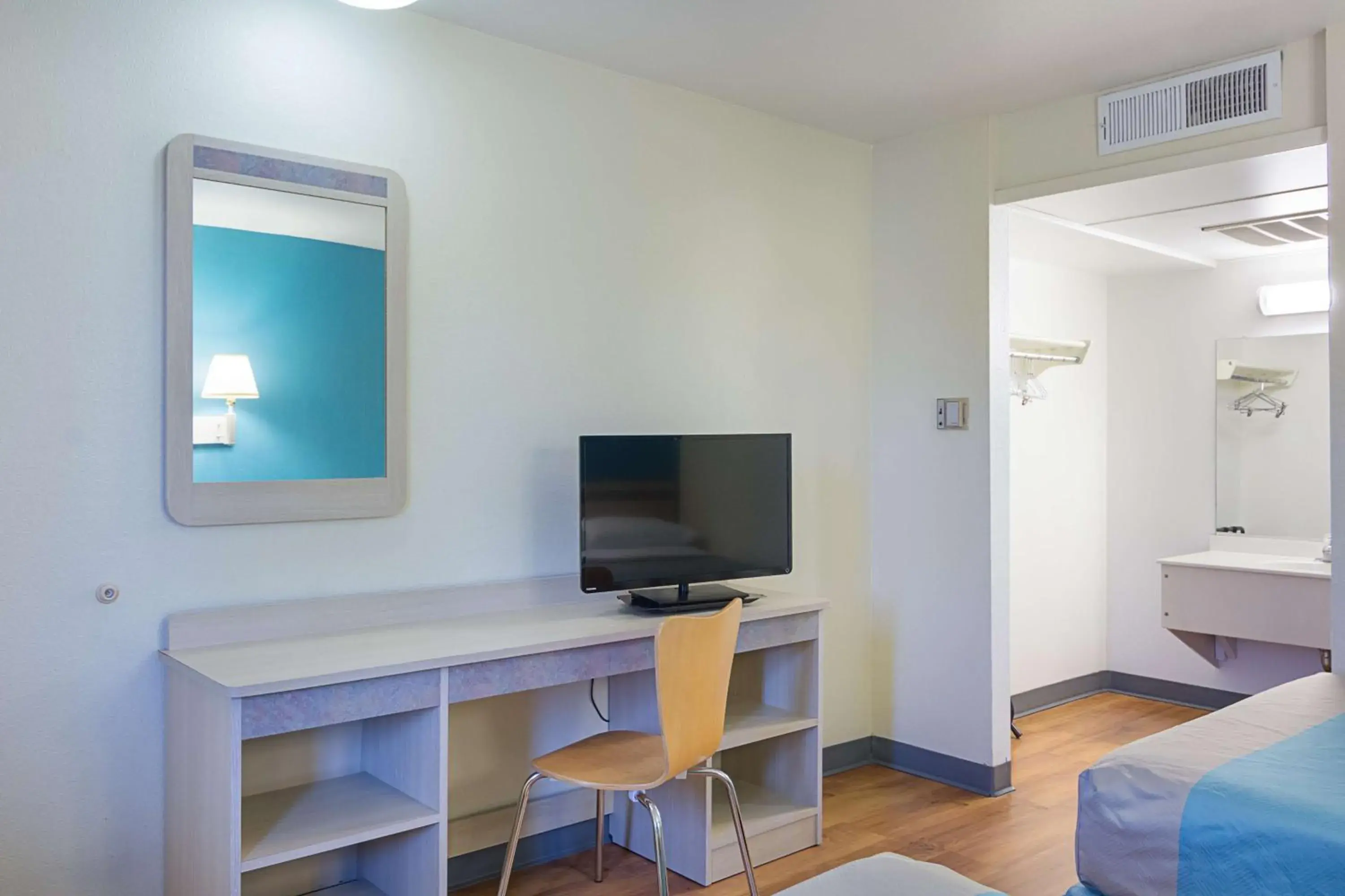 TV and multimedia, Bed in Motel 6 Fredericksburg, Va - North TV and multimedia, Bed in Motel 6 Fredericksburg, Va - North