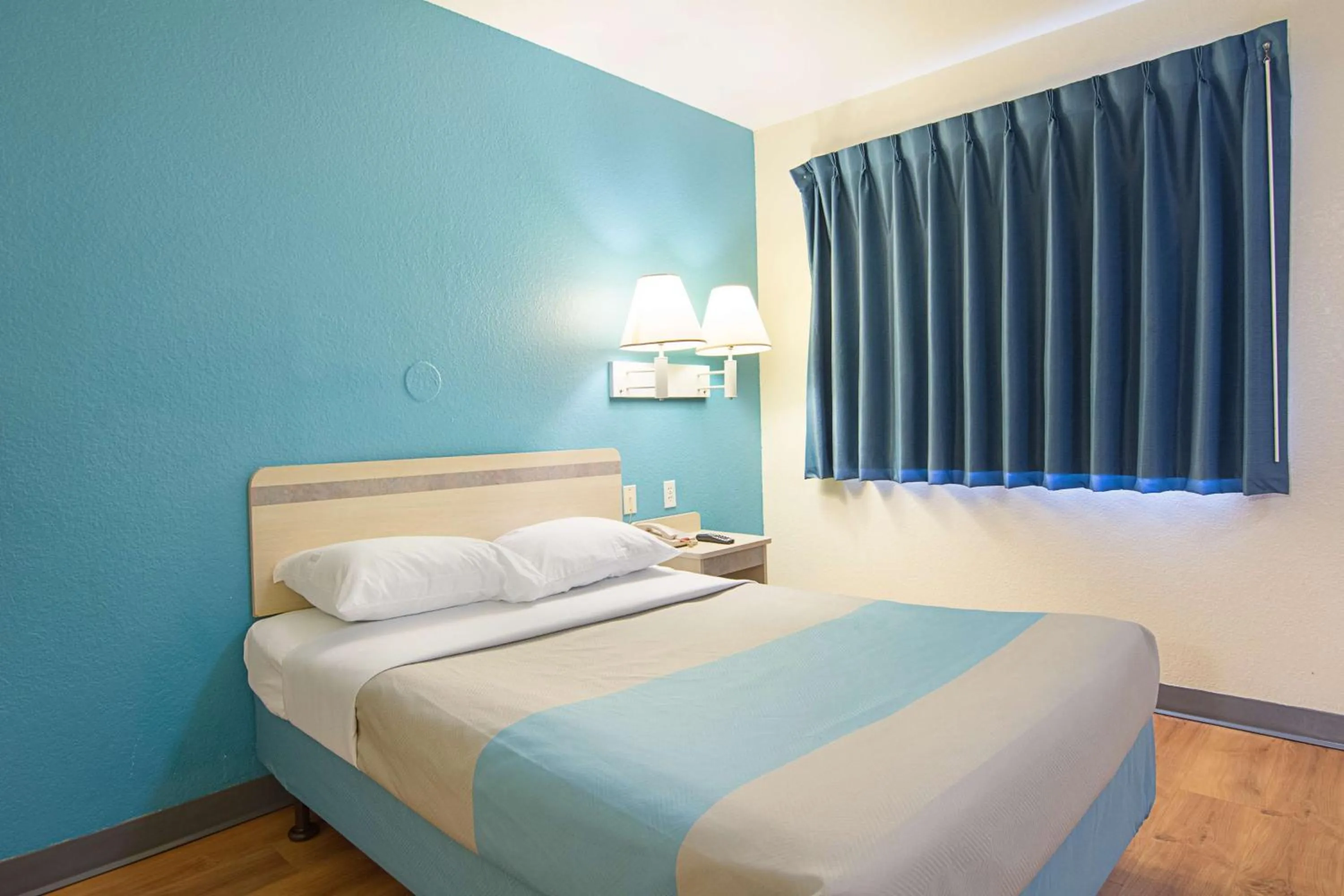 Photo of the whole room, Bed in Motel 6 Fredericksburg, Va - North