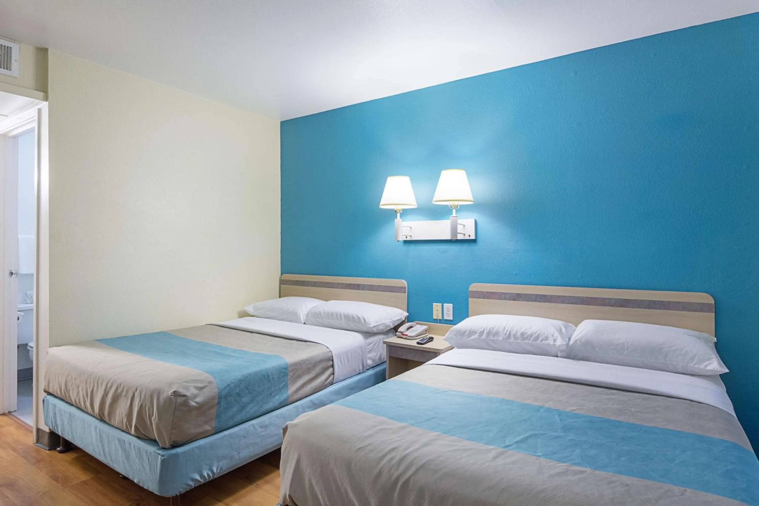 Photo of the whole room, Bed in Motel 6 Fredericksburg, Va - North