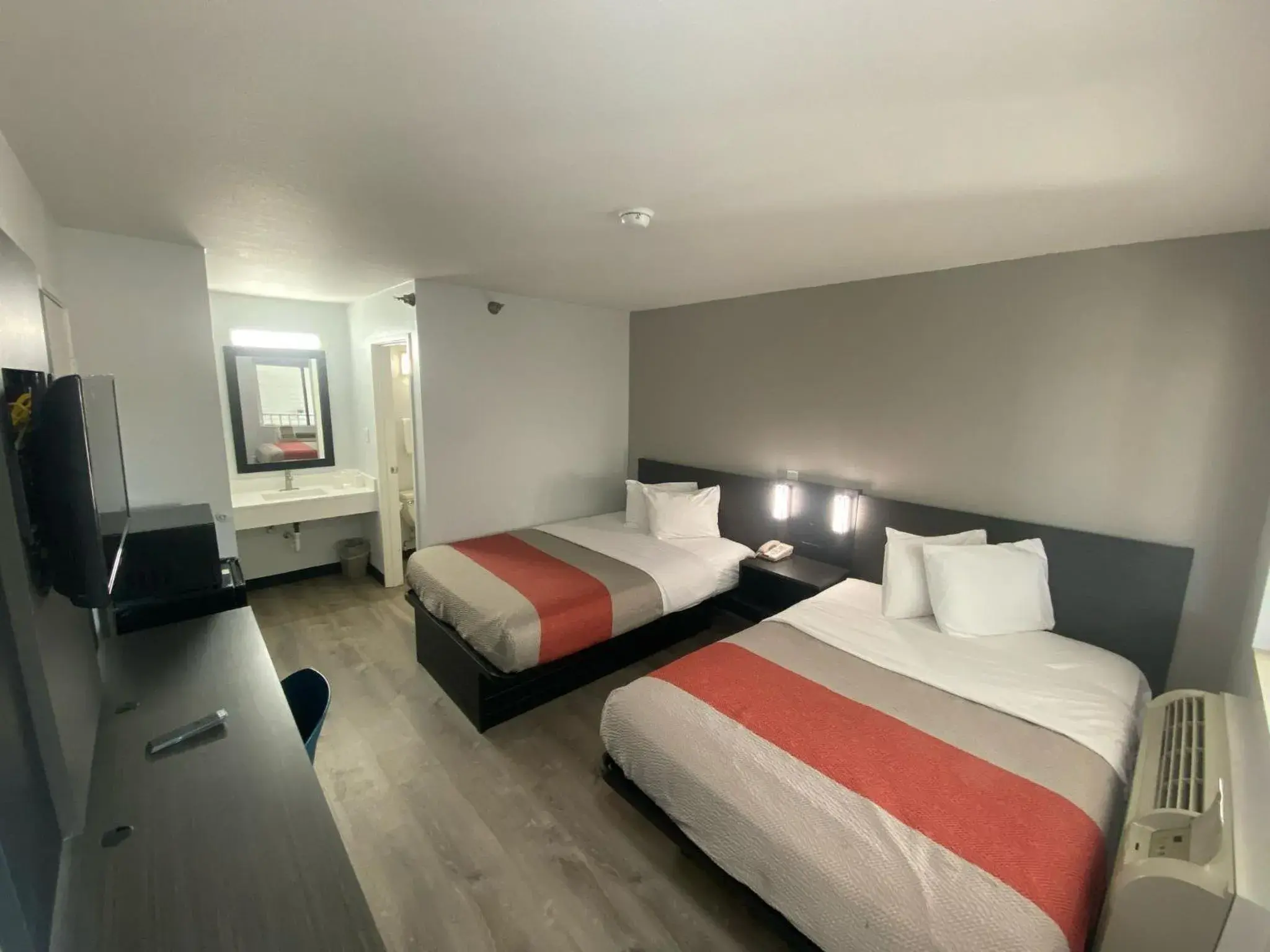 microwave, Bed in Motel 6-Windsor Locks, CT - Hartford microwave, Bed in Motel 6-Windsor Locks, CT - Hartford