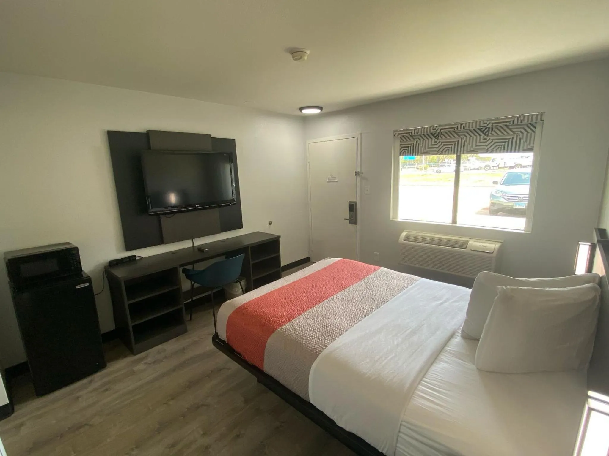 Bed in Motel 6-Windsor Locks, CT - Hartford