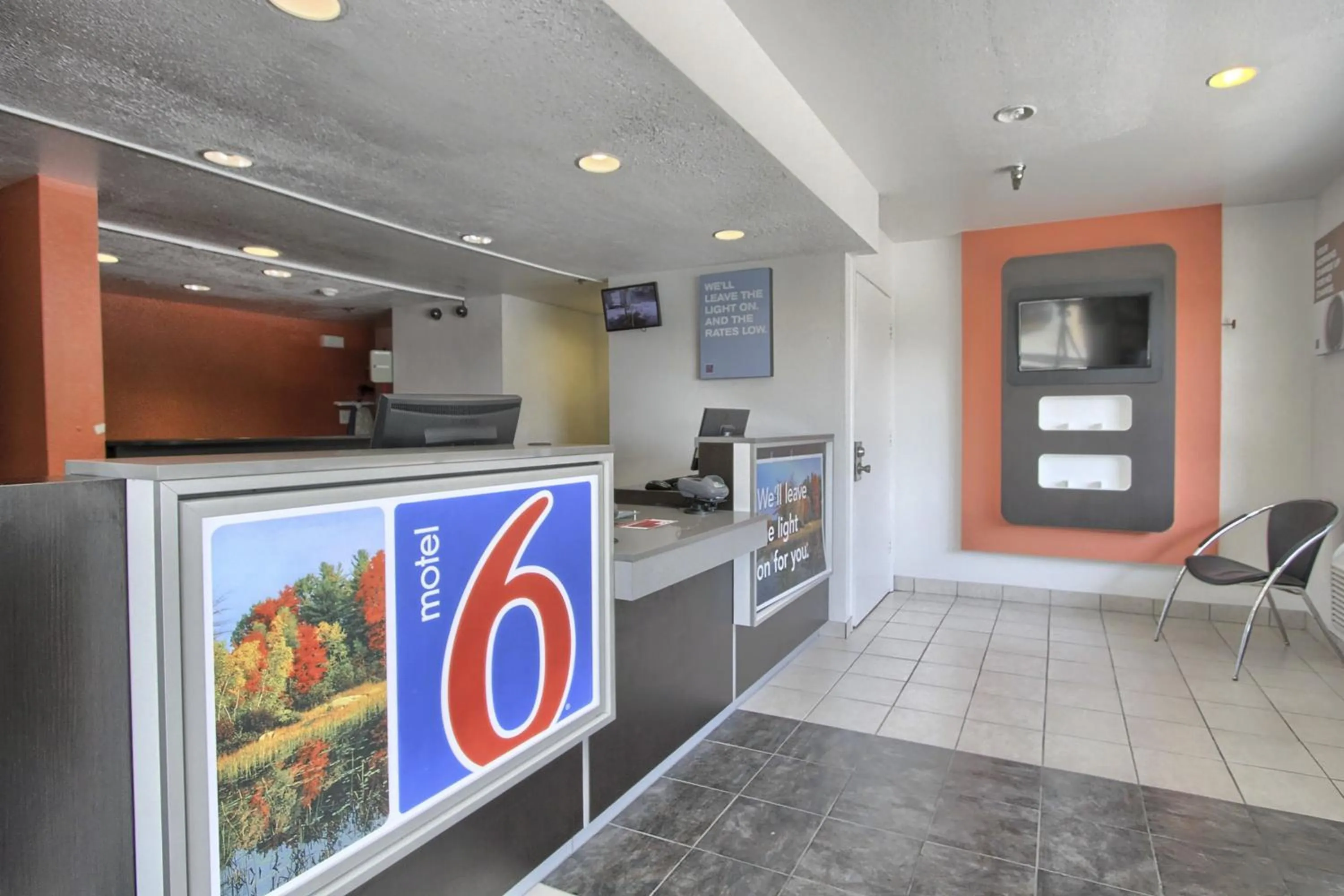 Lobby or reception in Motel 6-New Cumberland, PA - Harrisburg - Hershey South