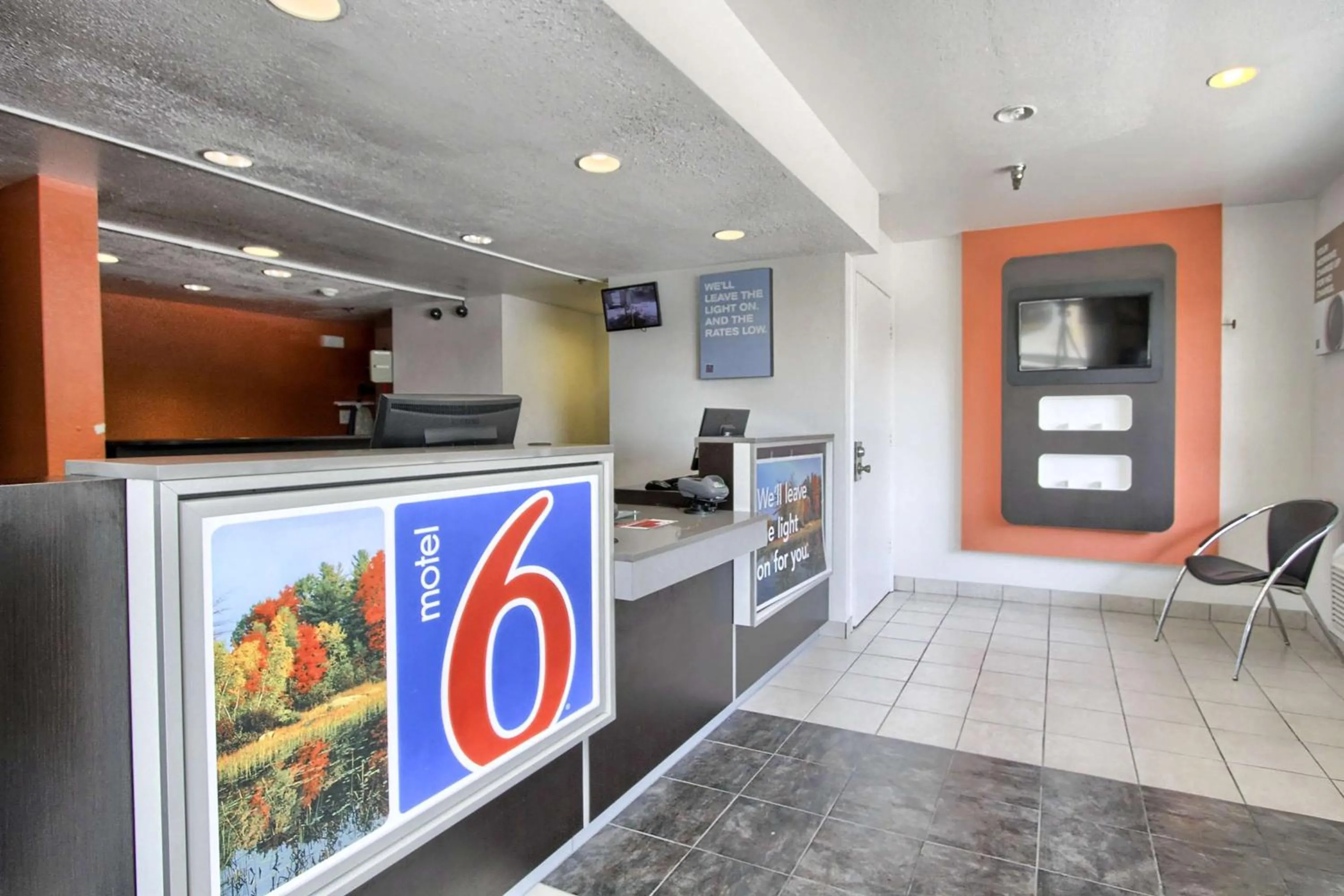 Lobby or reception in Motel 6-New Cumberland, PA - Harrisburg - Hershey South