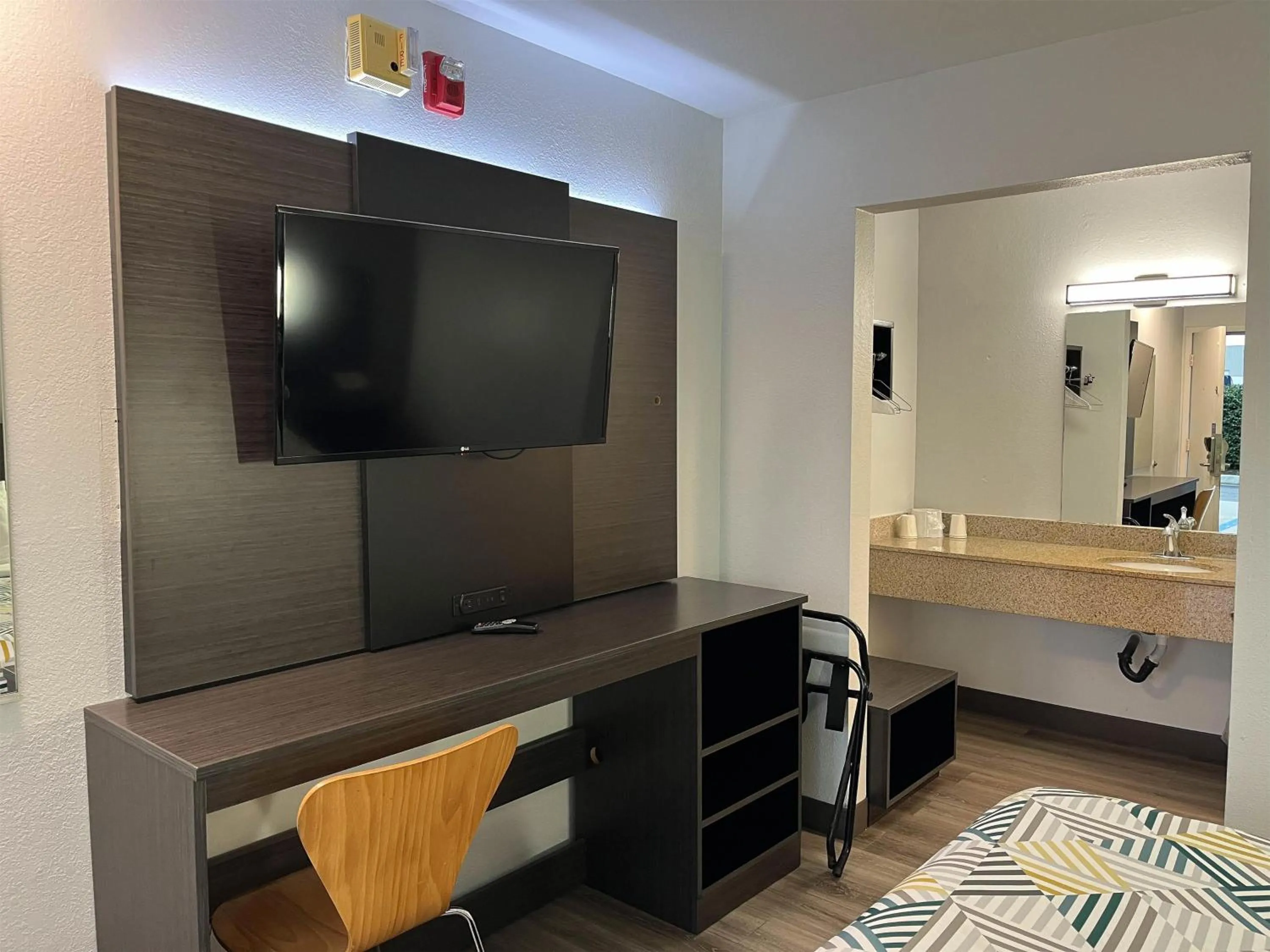 Bedroom, Bed in Motel 6-Elkton, MD