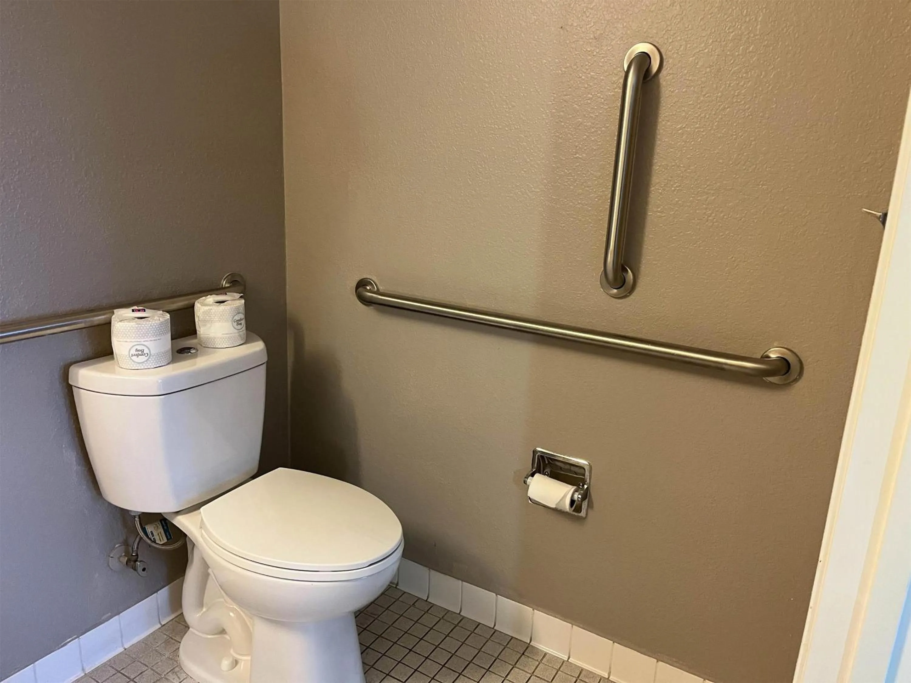 Bathroom in Motel 6-Elkton, MD