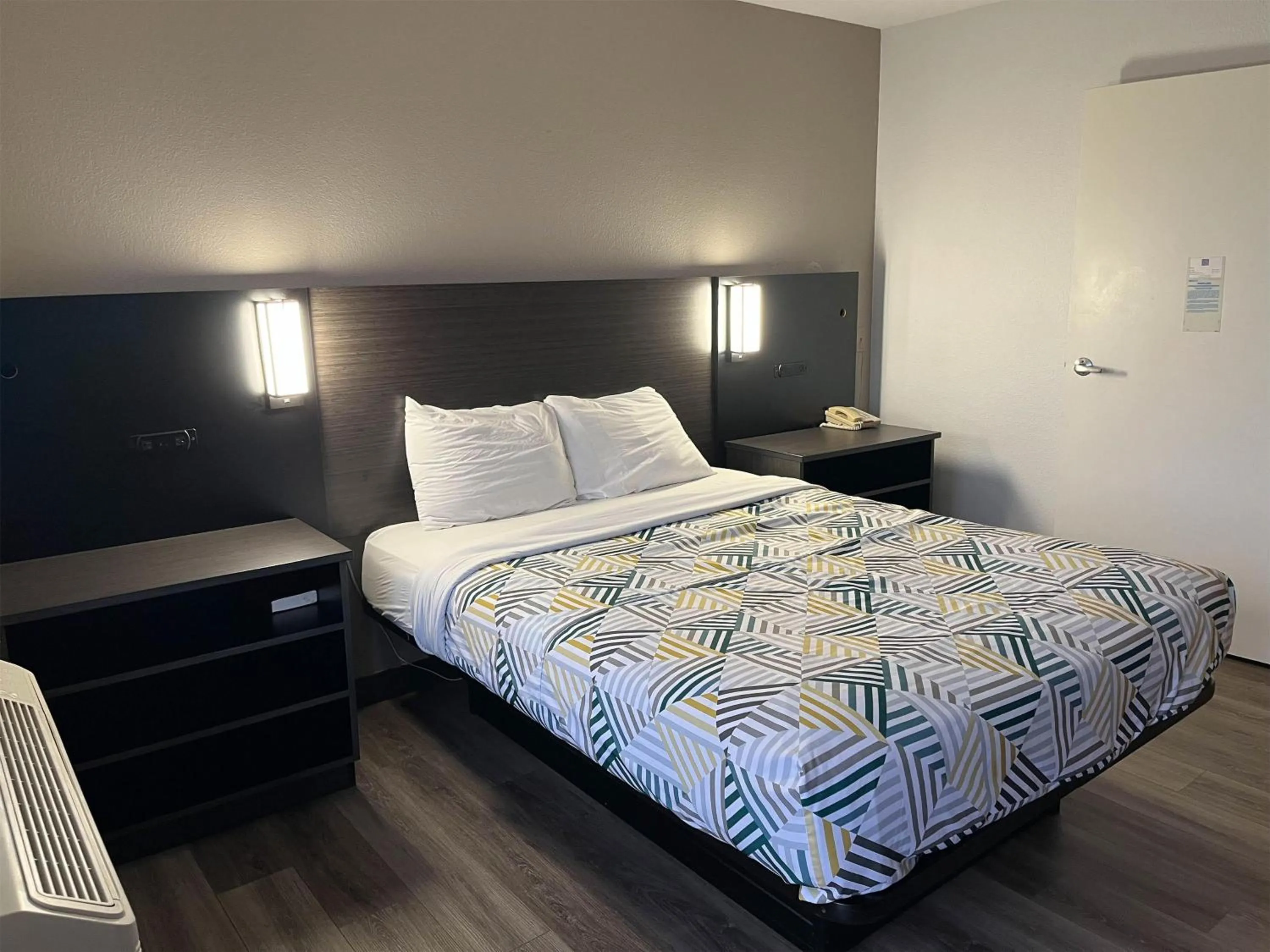 Bedroom, Bed in Motel 6-Elkton, MD