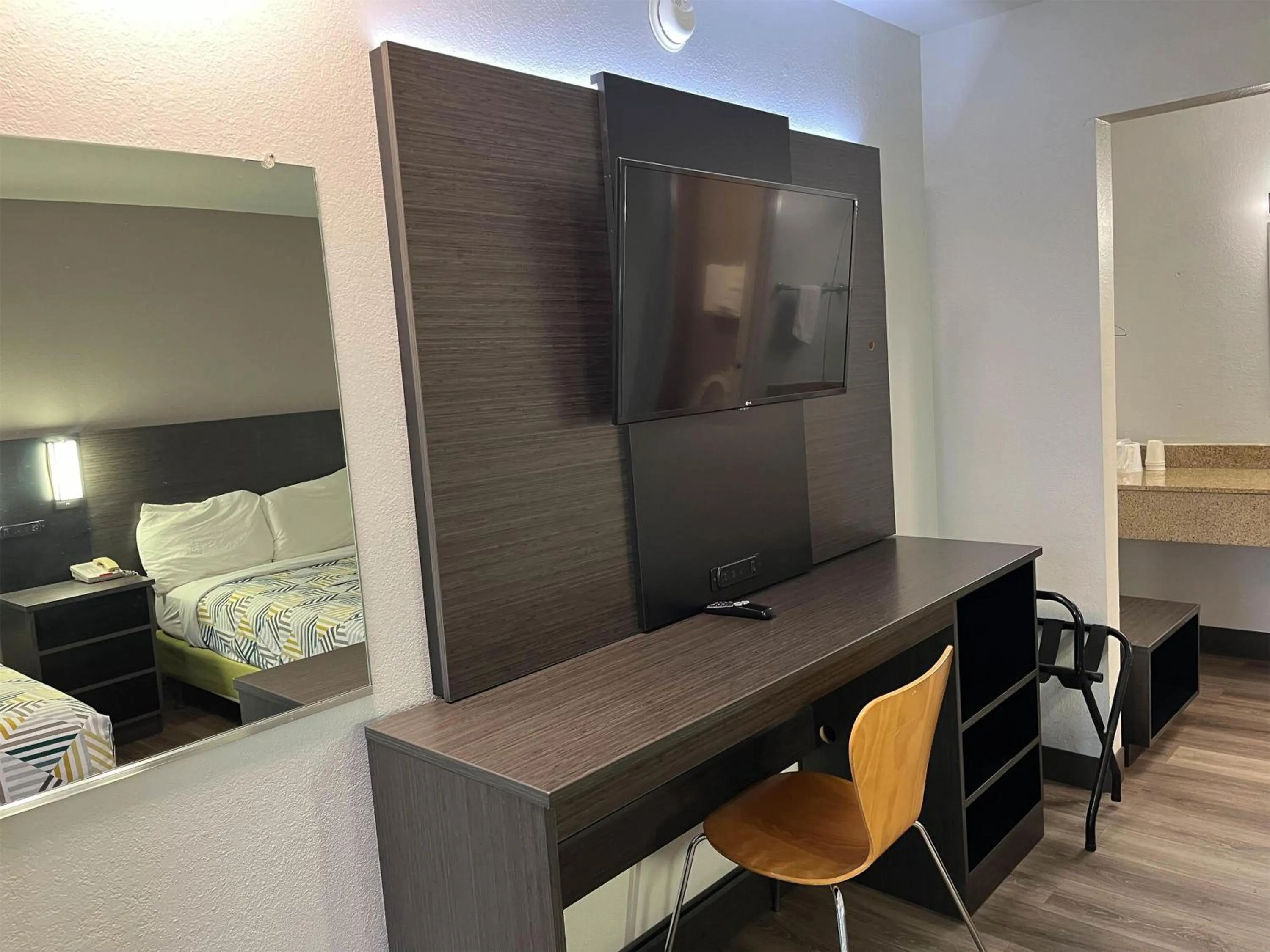 Bedroom, Bed in Motel 6-Elkton, MD