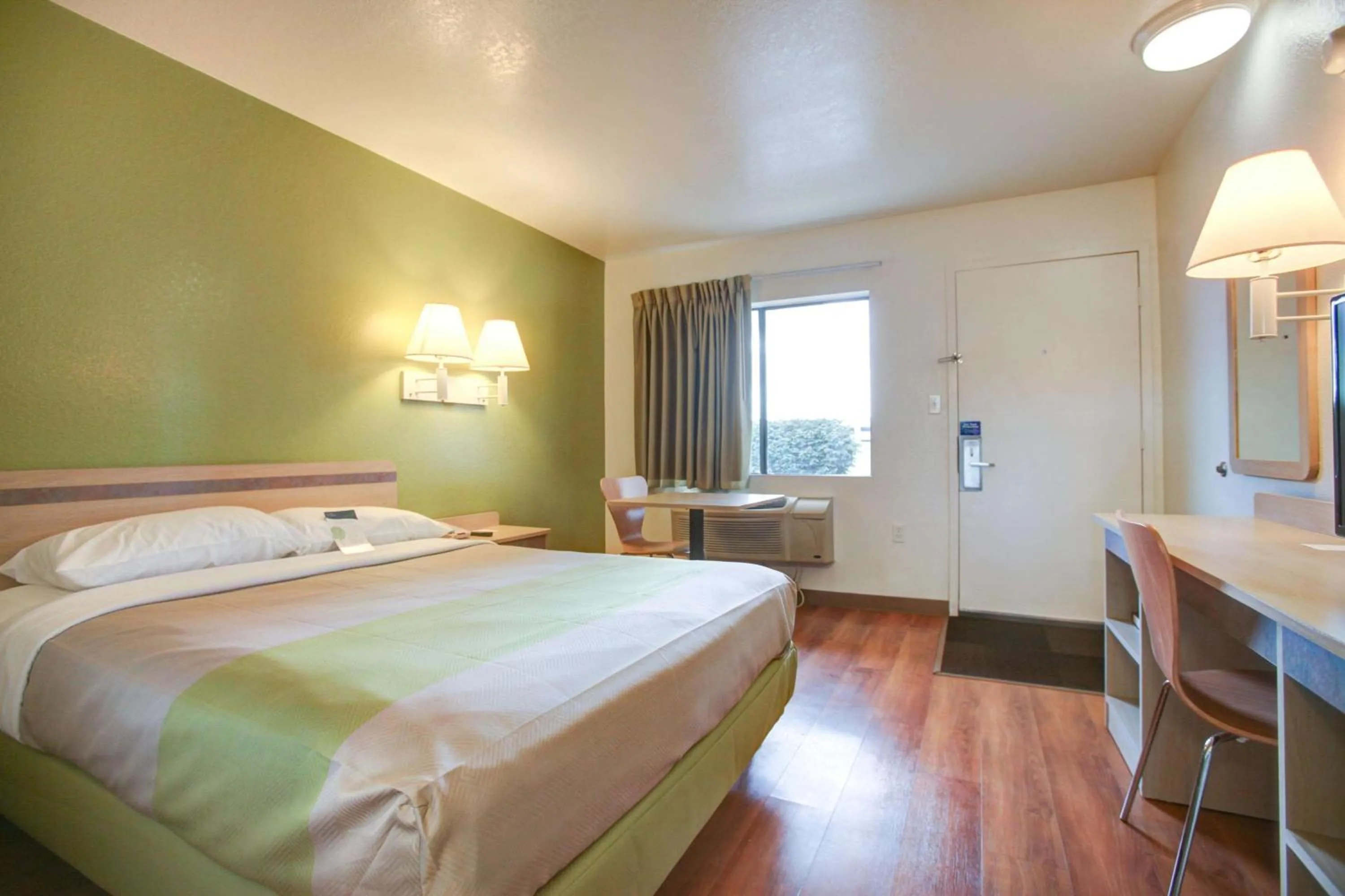 Photo of the whole room, Bed in Motel 6-Elkton, MD