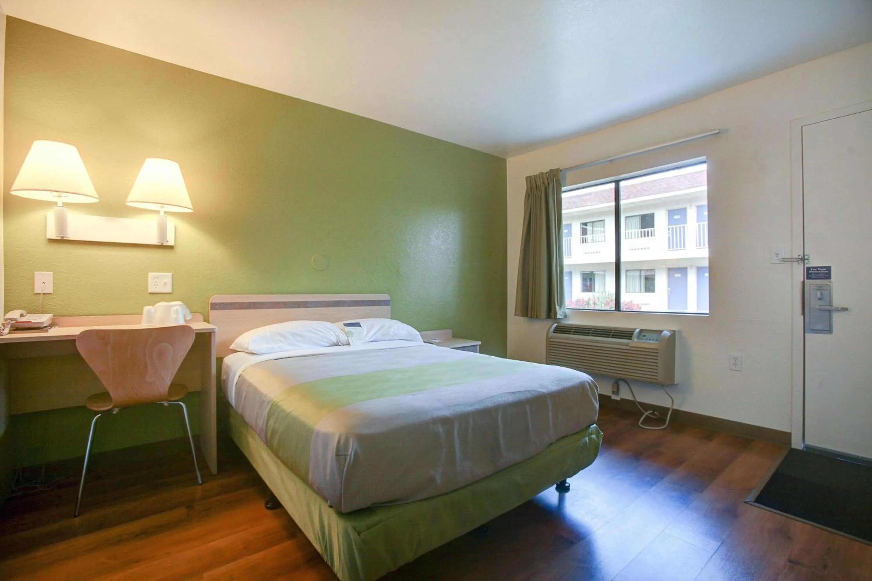 Photo of the whole room, Bed in Motel 6-Elkton, MD