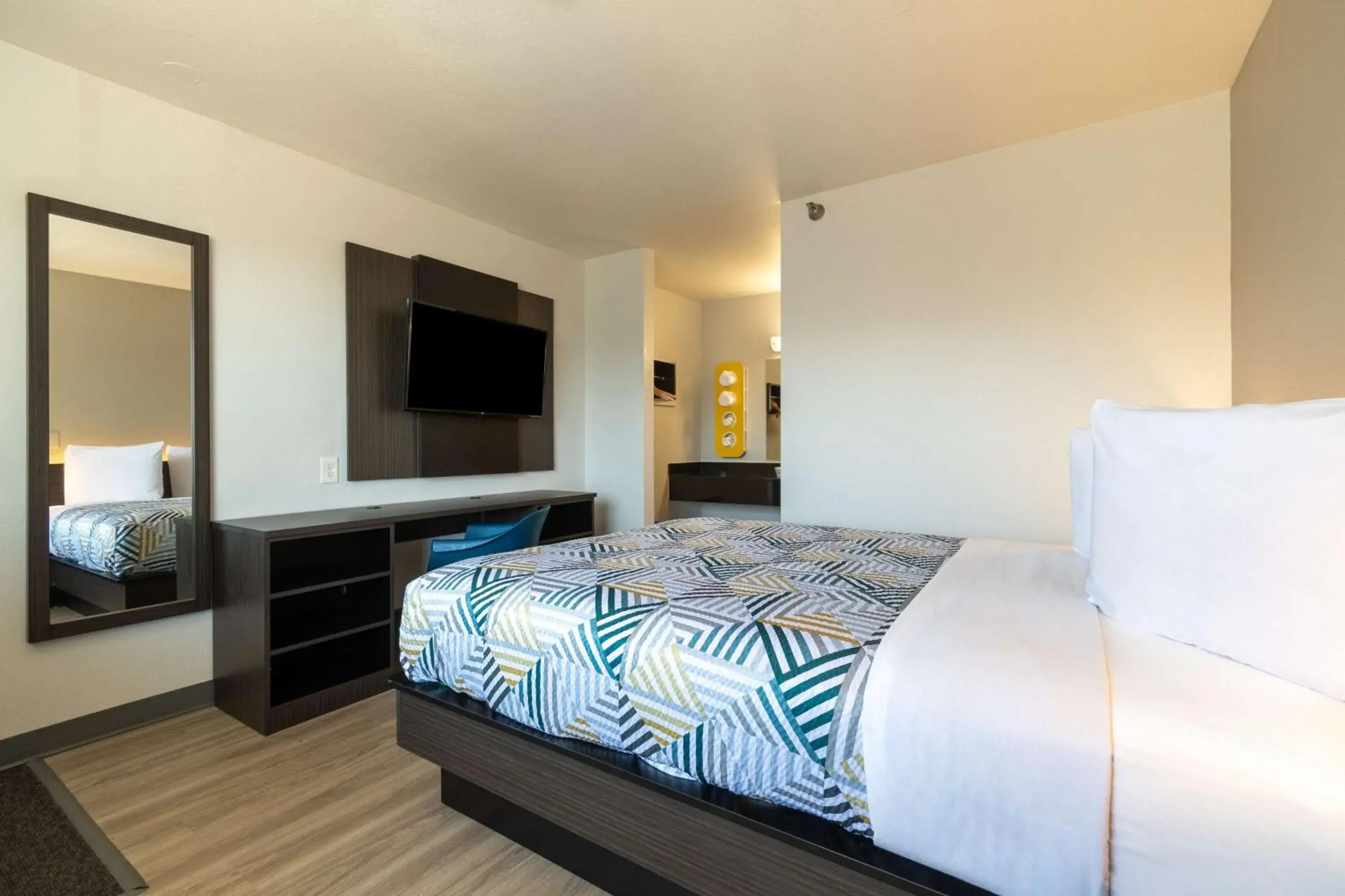 TV and multimedia, Bed in Motel 6-Rolling Meadows, IL - Chicago Northwest TV and multimedia, Bed in Motel 6-Rolling Meadows, IL - Chicago Northwest