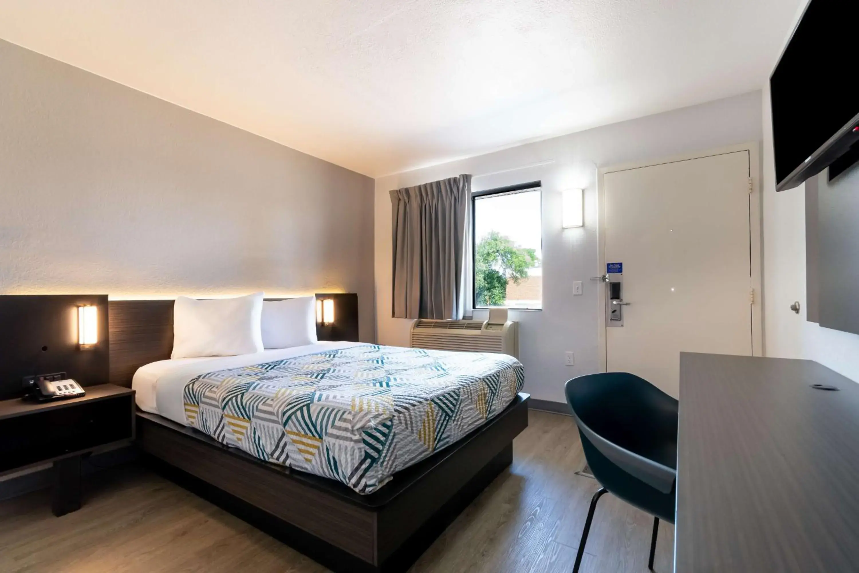 Bedroom, Bed in Motel 6-Rolling Meadows, IL - Chicago Northwest Bedroom, Bed in Motel 6-Rolling Meadows, IL - Chicago Northwest