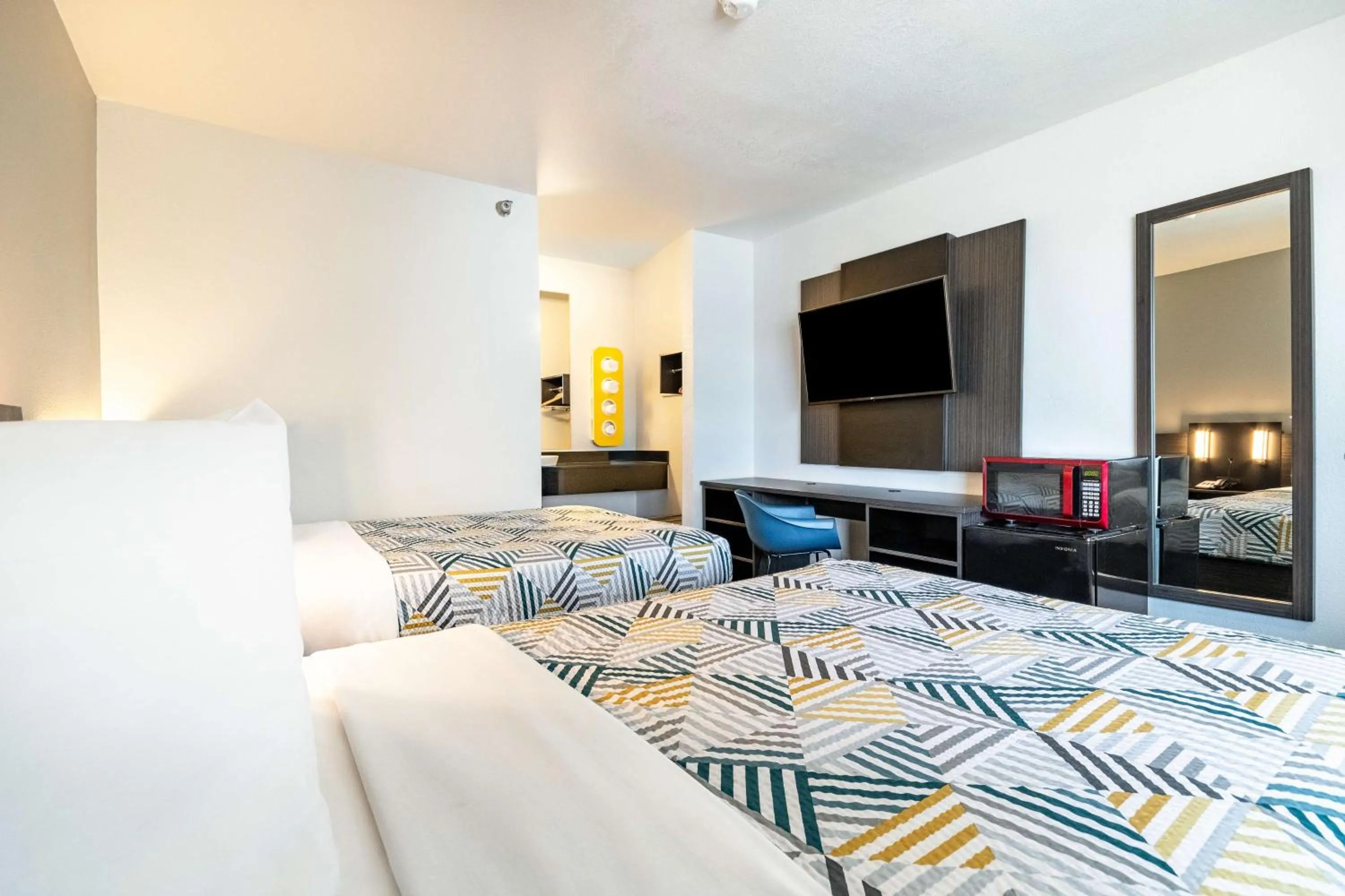 Bedroom, Bed in Motel 6-Rolling Meadows, IL - Chicago Northwest