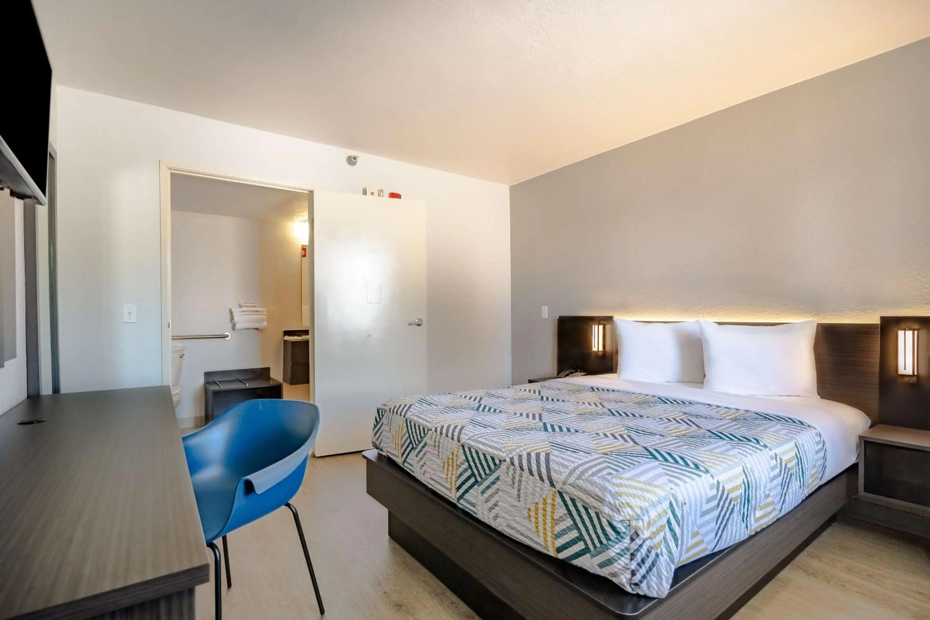 Bedroom, Bed in Motel 6-Rolling Meadows, IL - Chicago Northwest