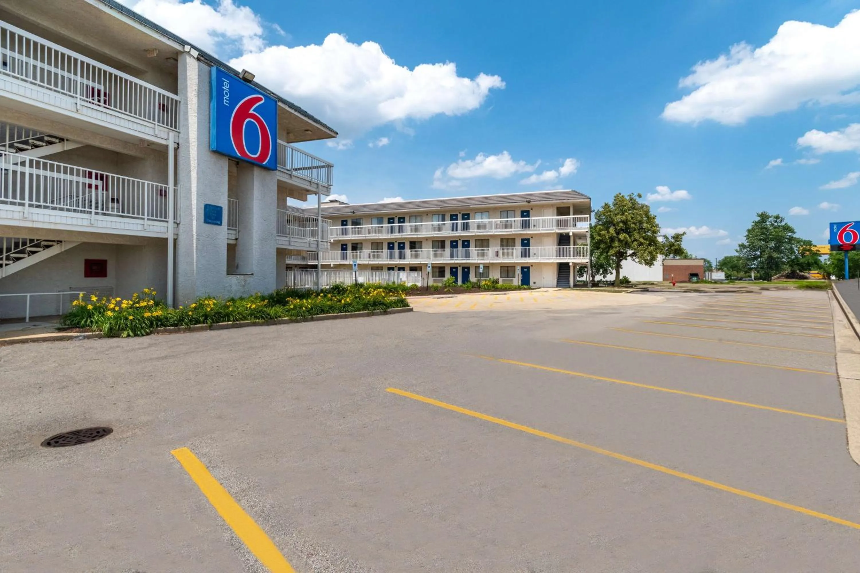 Property building in Motel 6-Rolling Meadows, IL - Chicago Northwest