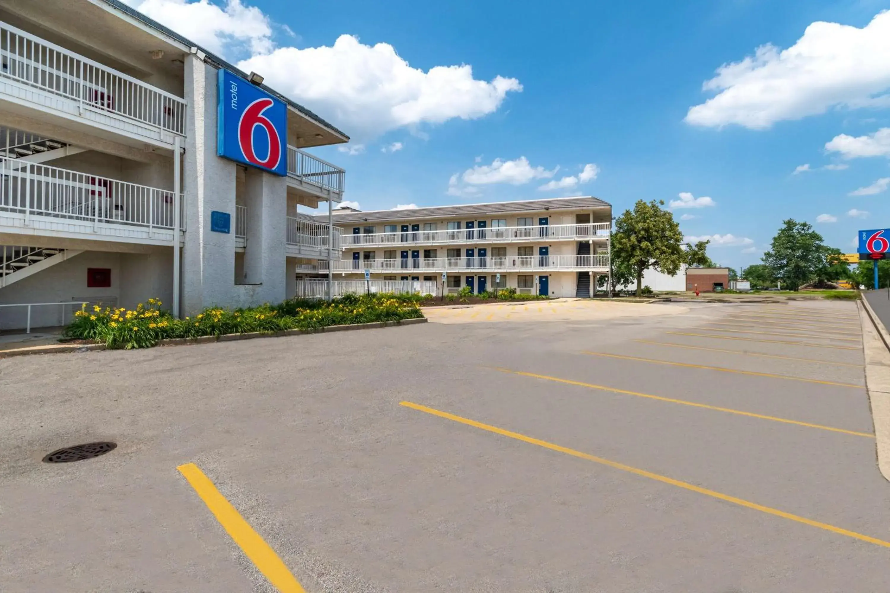 Property building in Motel 6-Rolling Meadows, IL - Chicago Northwest Property building in Motel 6-Rolling Meadows, IL - Chicago Northwest