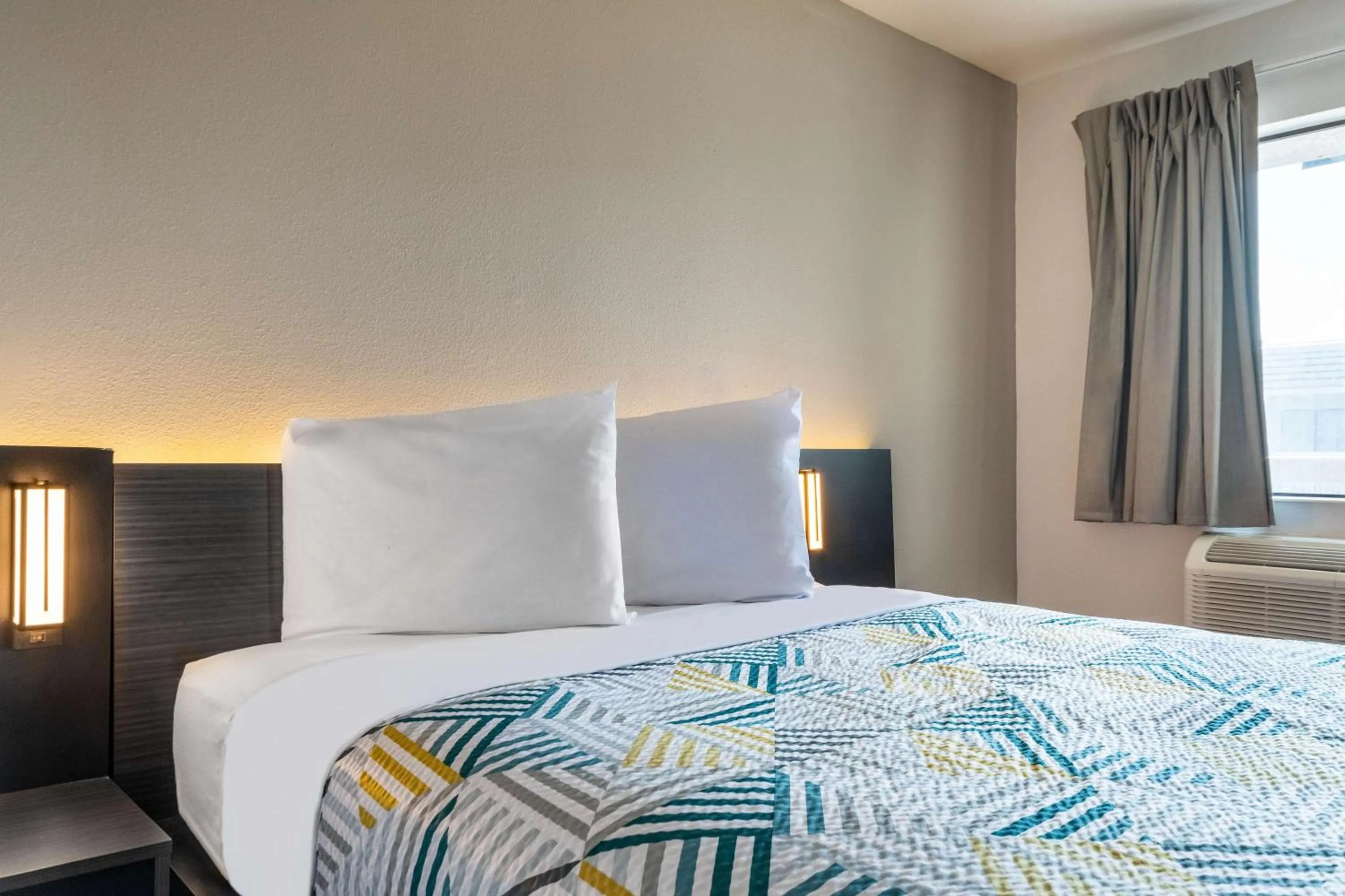 Bedroom, Bed in Motel 6-Rolling Meadows, IL - Chicago Northwest