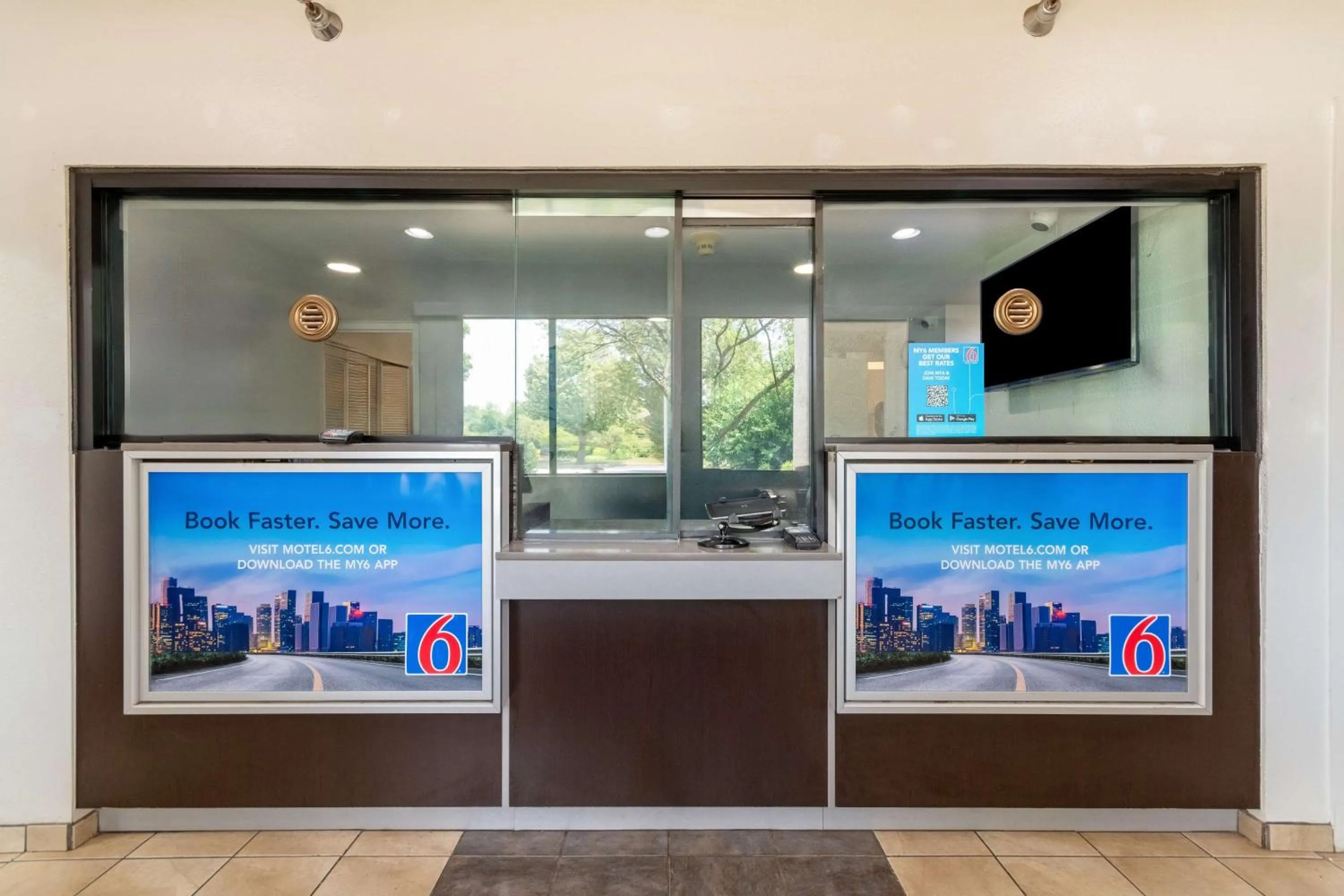 Lobby or reception in Motel 6-Rolling Meadows, IL - Chicago Northwest