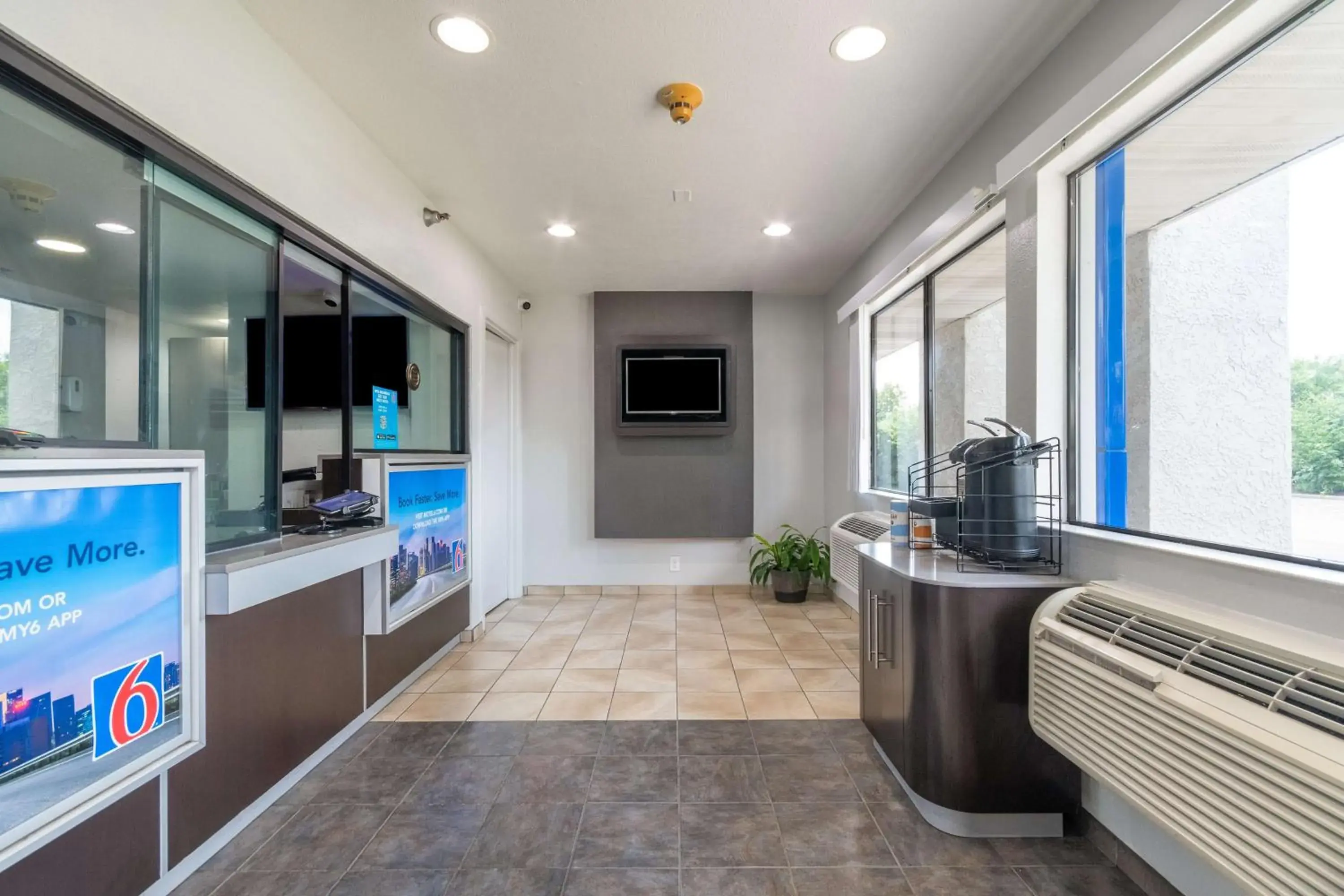 Lobby or reception in Motel 6-Rolling Meadows, IL - Chicago Northwest Lobby or reception in Motel 6-Rolling Meadows, IL - Chicago Northwest