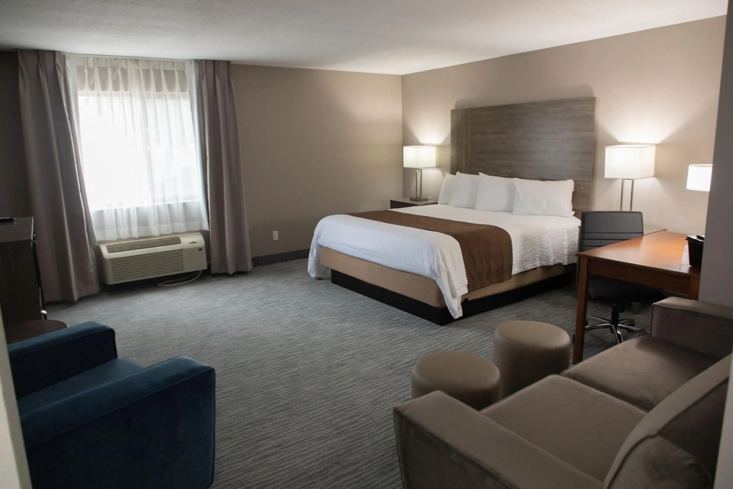 Bed in Lomira Inn and Suites