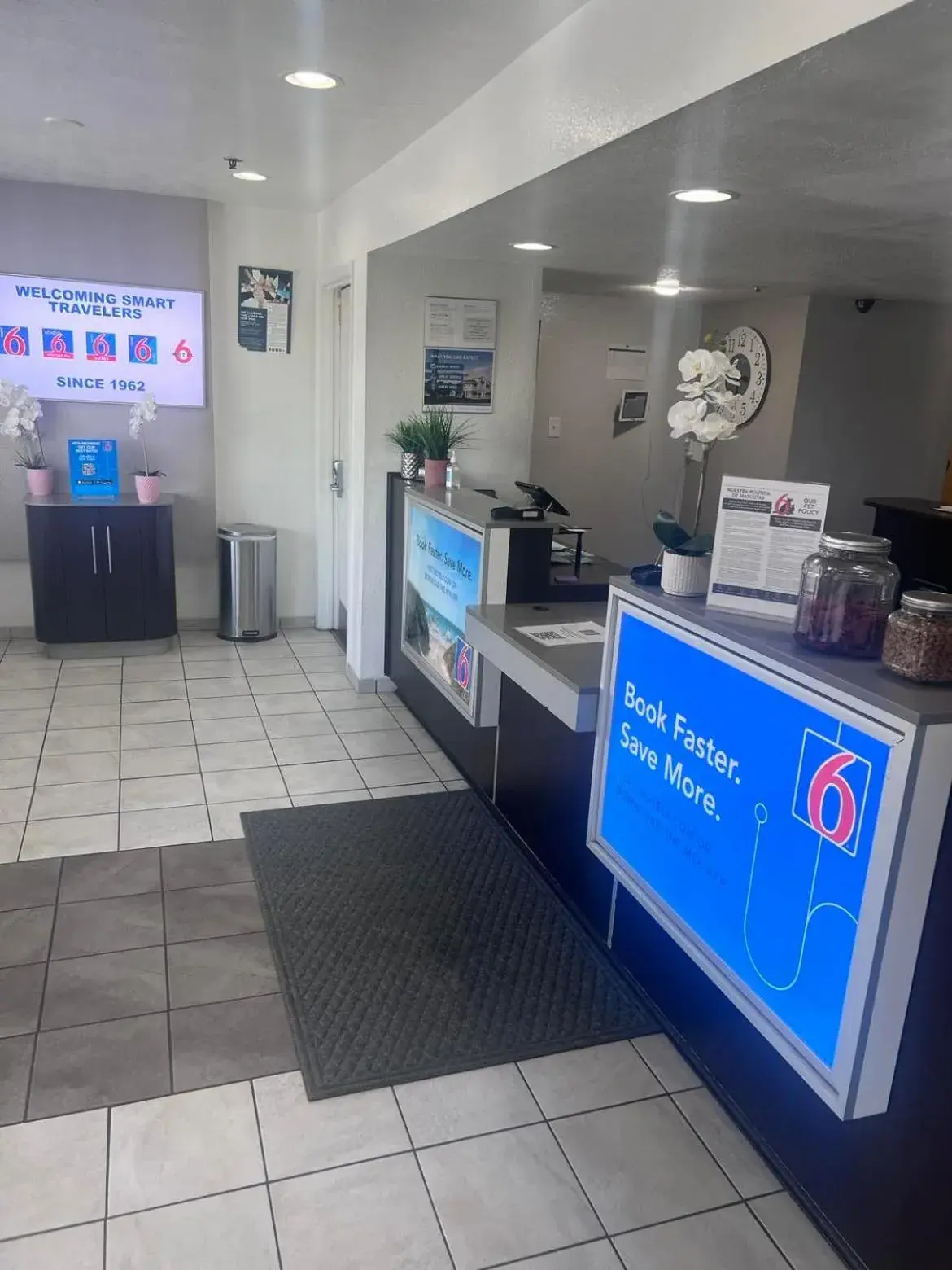 Lobby or reception in Motel 6-Orlando, FL - Winter Park Lobby or reception in Motel 6-Orlando, FL - Winter Park
