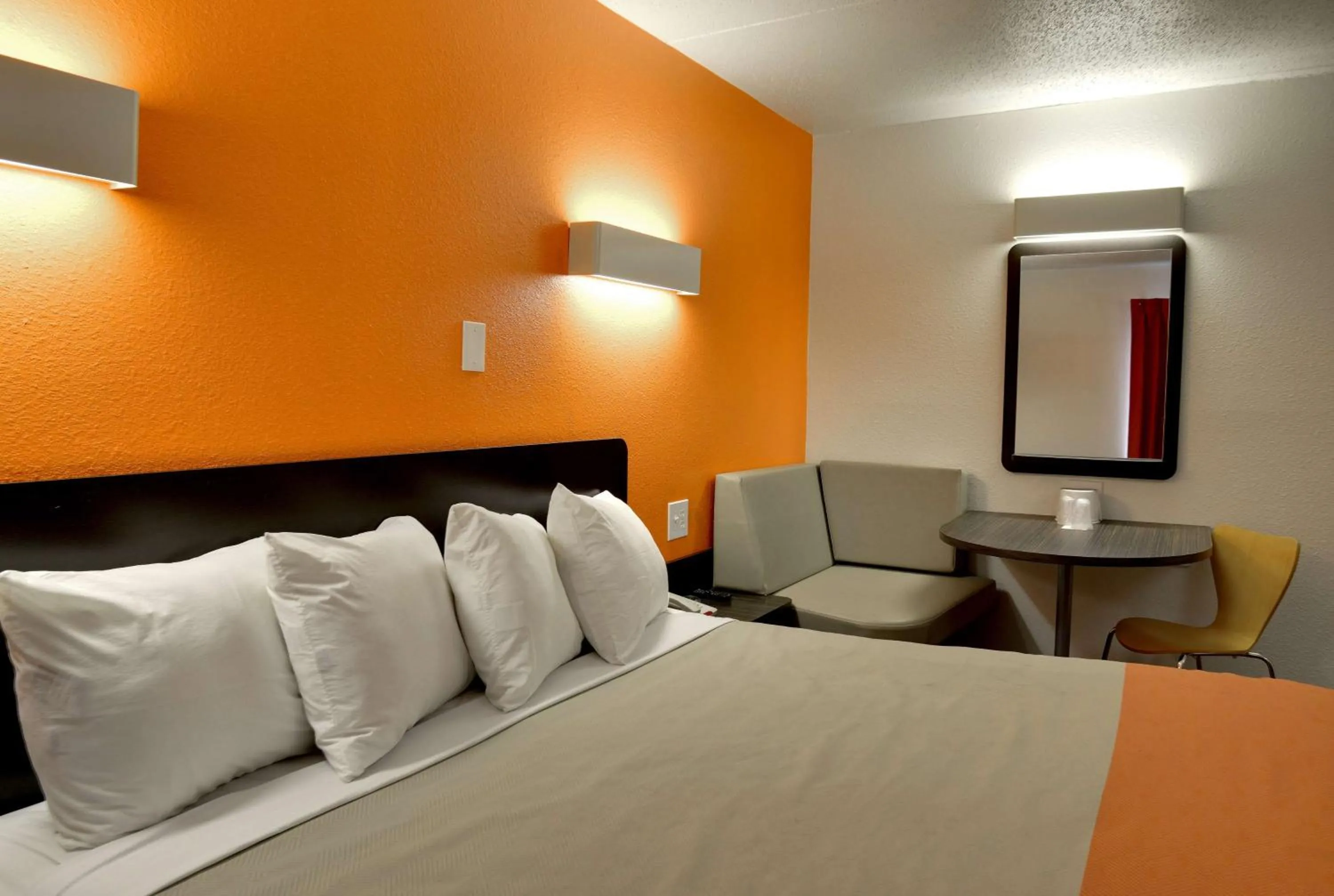 Seating area, Bed in Motel 6-Toledo, OH