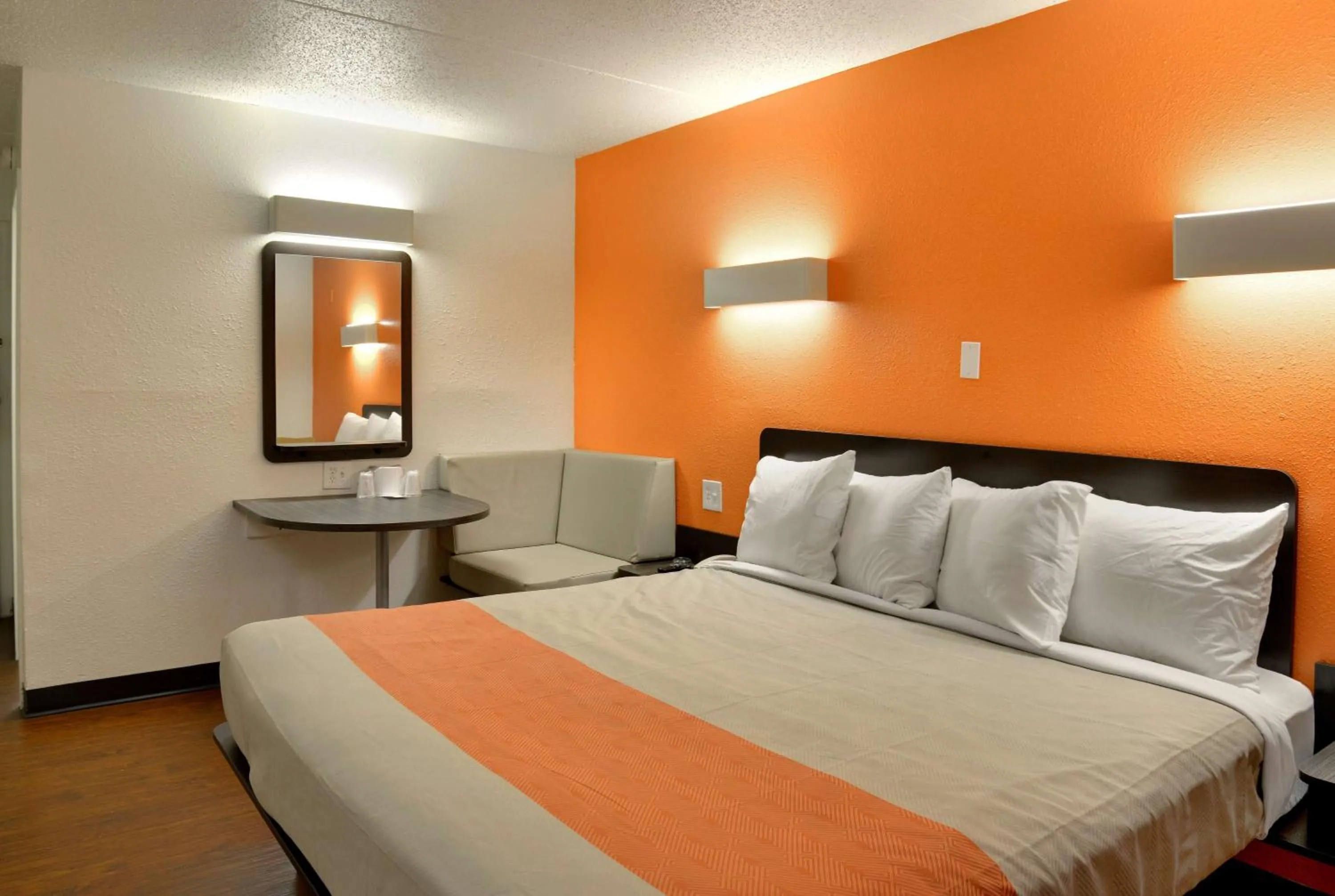 Seating area, Bed in Motel 6-Toledo, OH