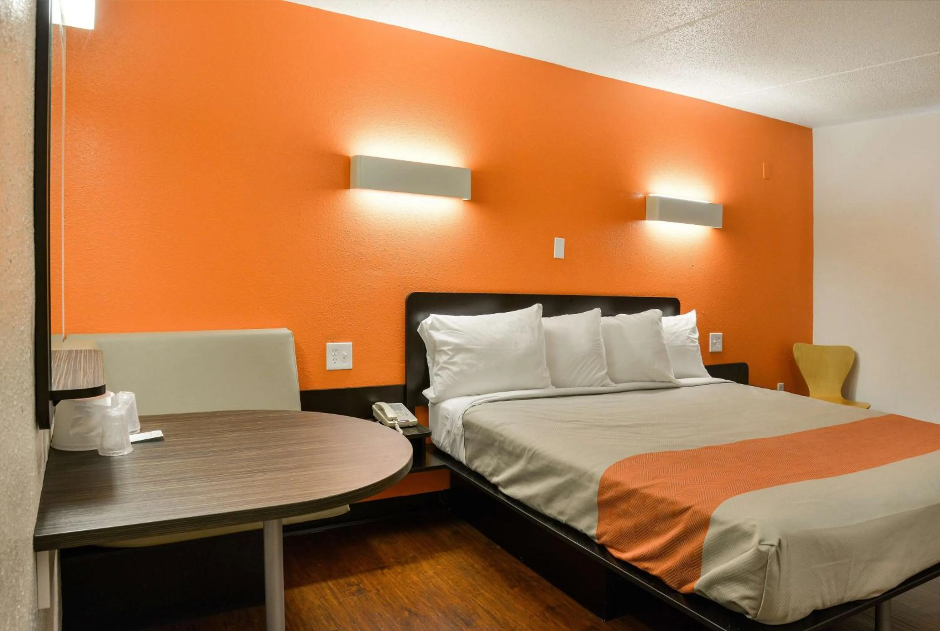 Seating area, Bed in Motel 6-Toledo, OH