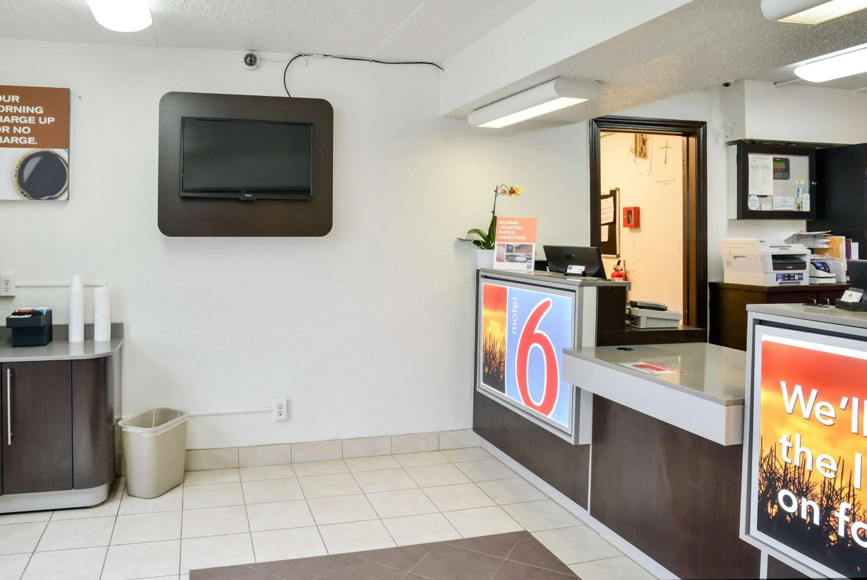 Communal lounge/ TV room in Motel 6-Toledo, OH