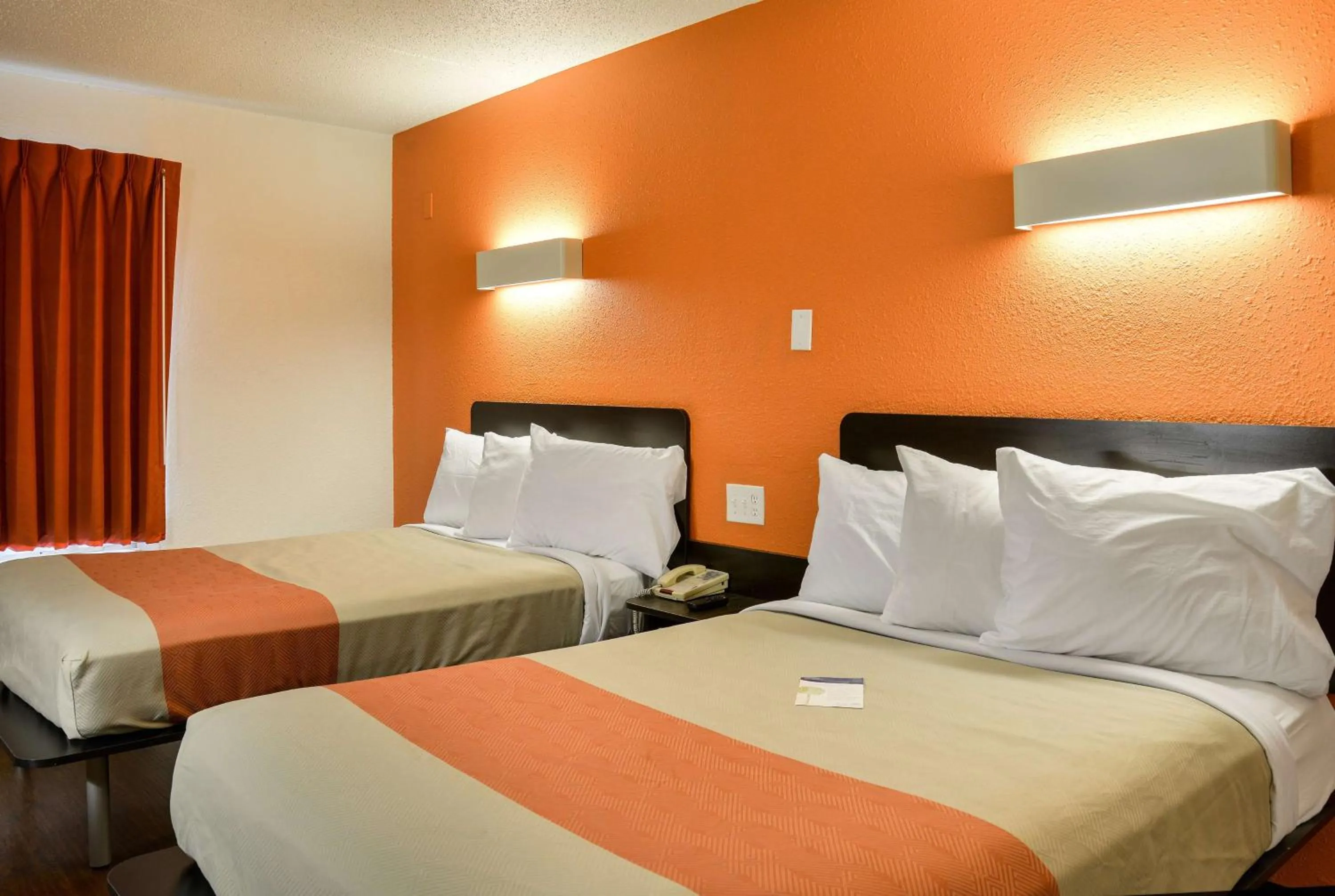 Photo of the whole room, Bed in Motel 6-Toledo, OH