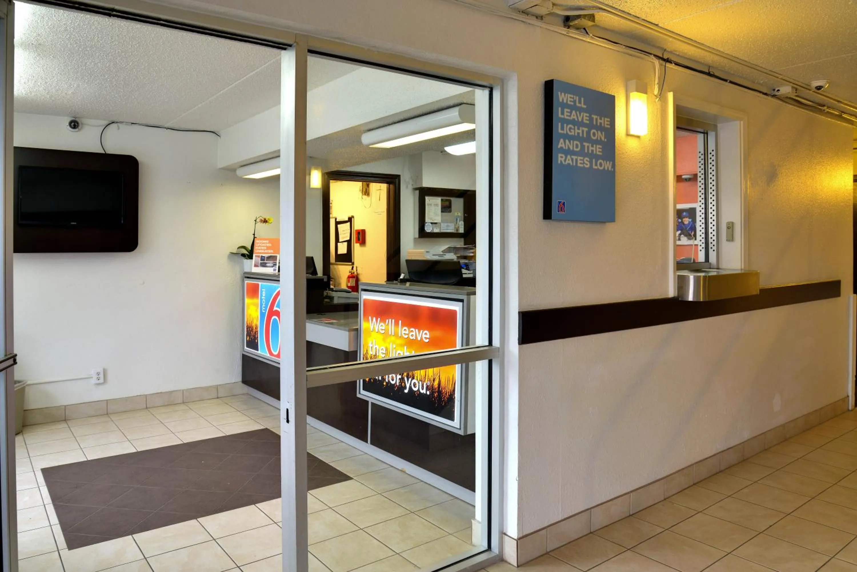 Lobby or reception, Bed in Motel 6-Toledo, OH