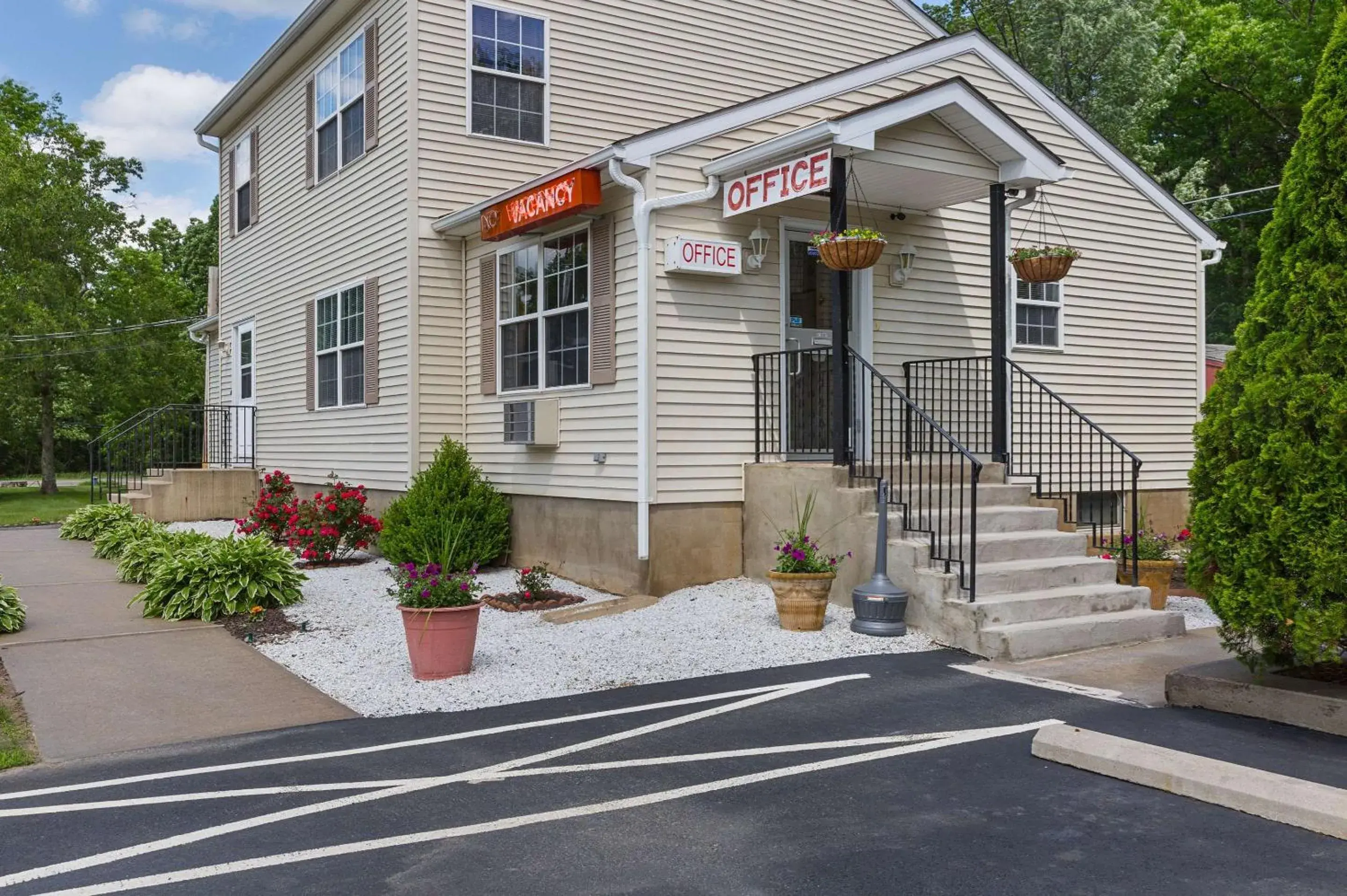 Property building in Rodeway Inn Milford - I-84 Property building in Rodeway Inn Milford - I-84