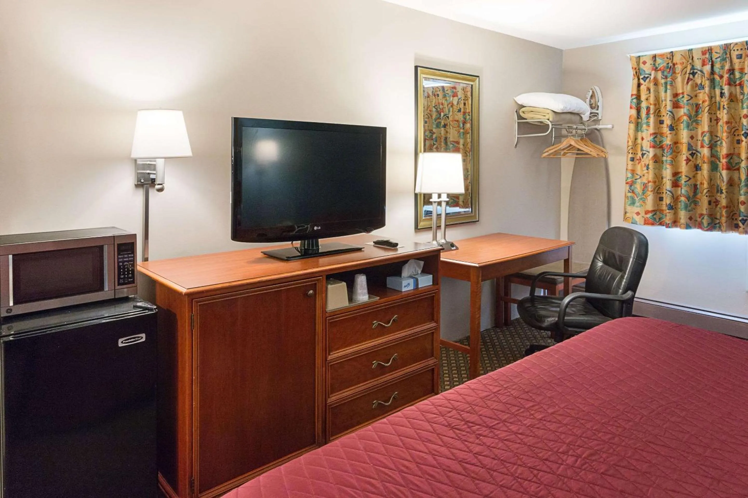 Photo of the whole room, Bed in Rodeway Inn Milford - I-84