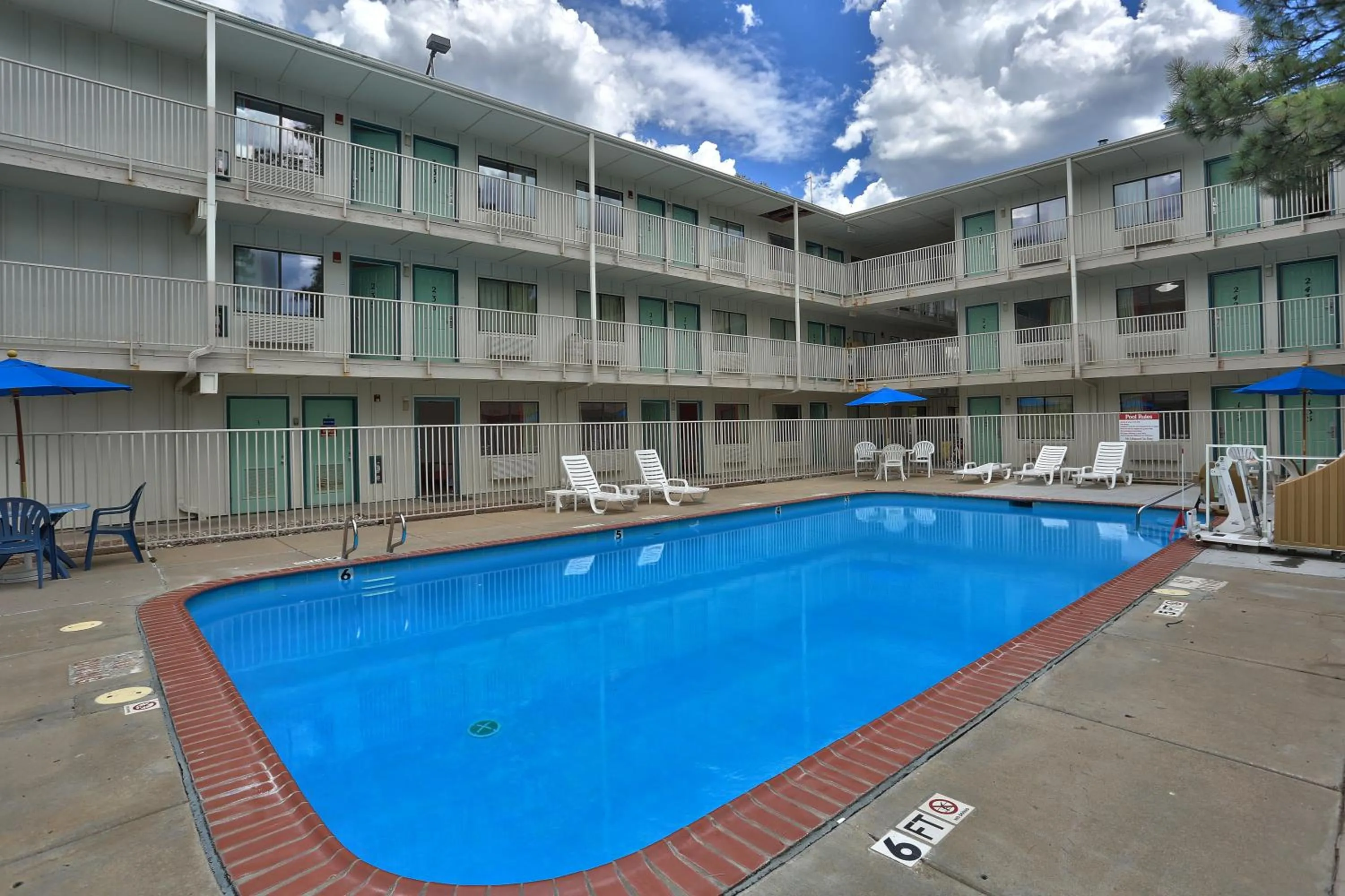 Swimming pool in Motel 6-Flagstaff, AZ - West - Woodland Village