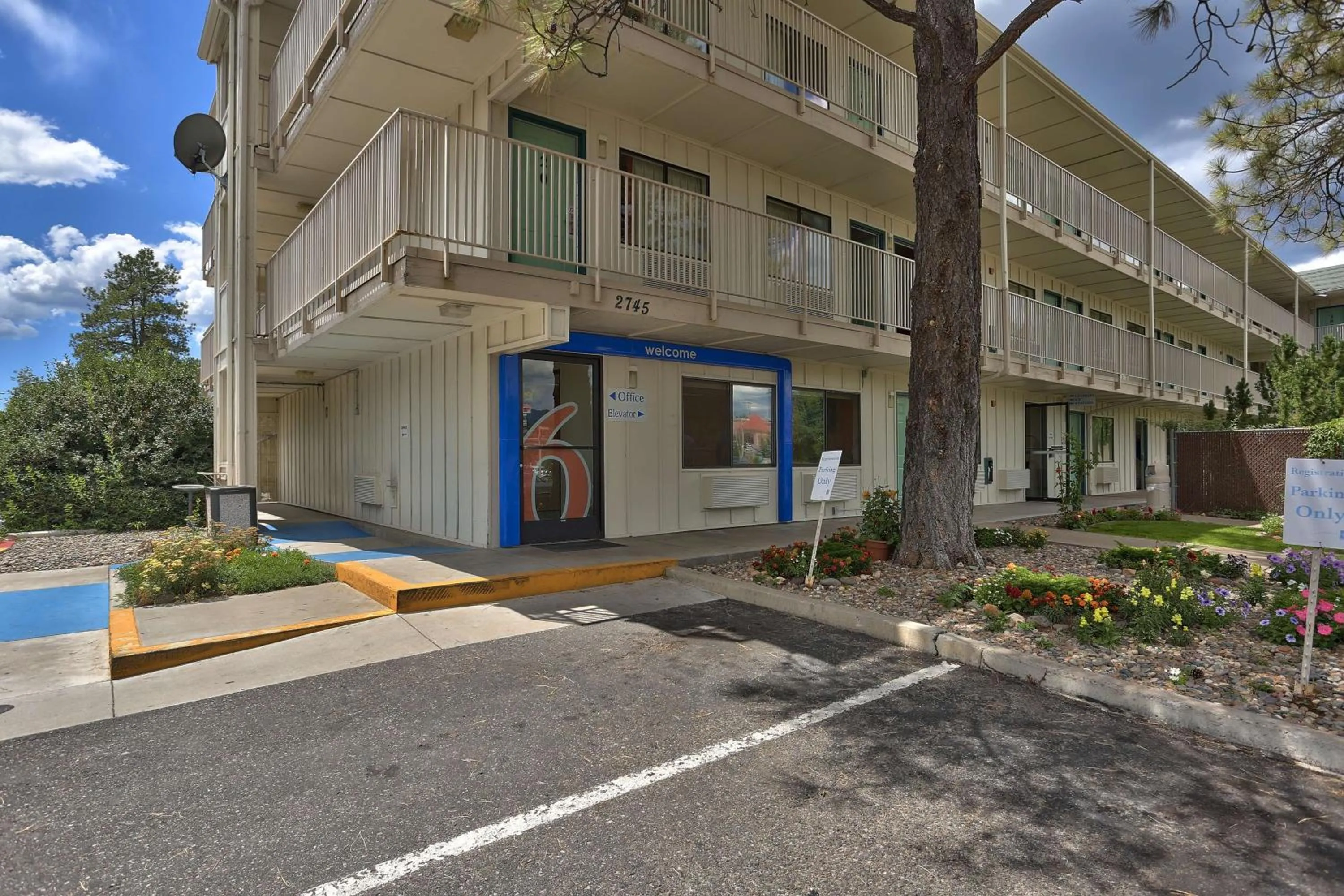 Property building in Motel 6-Flagstaff, AZ - West - Woodland Village
