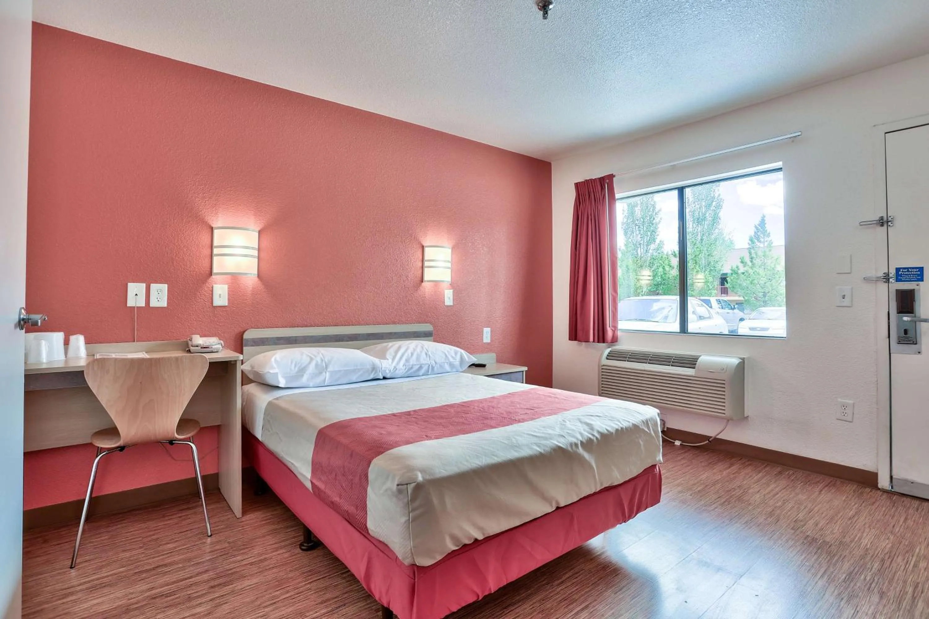 Bedroom, Bed in Motel 6-Flagstaff, AZ - West - Woodland Village