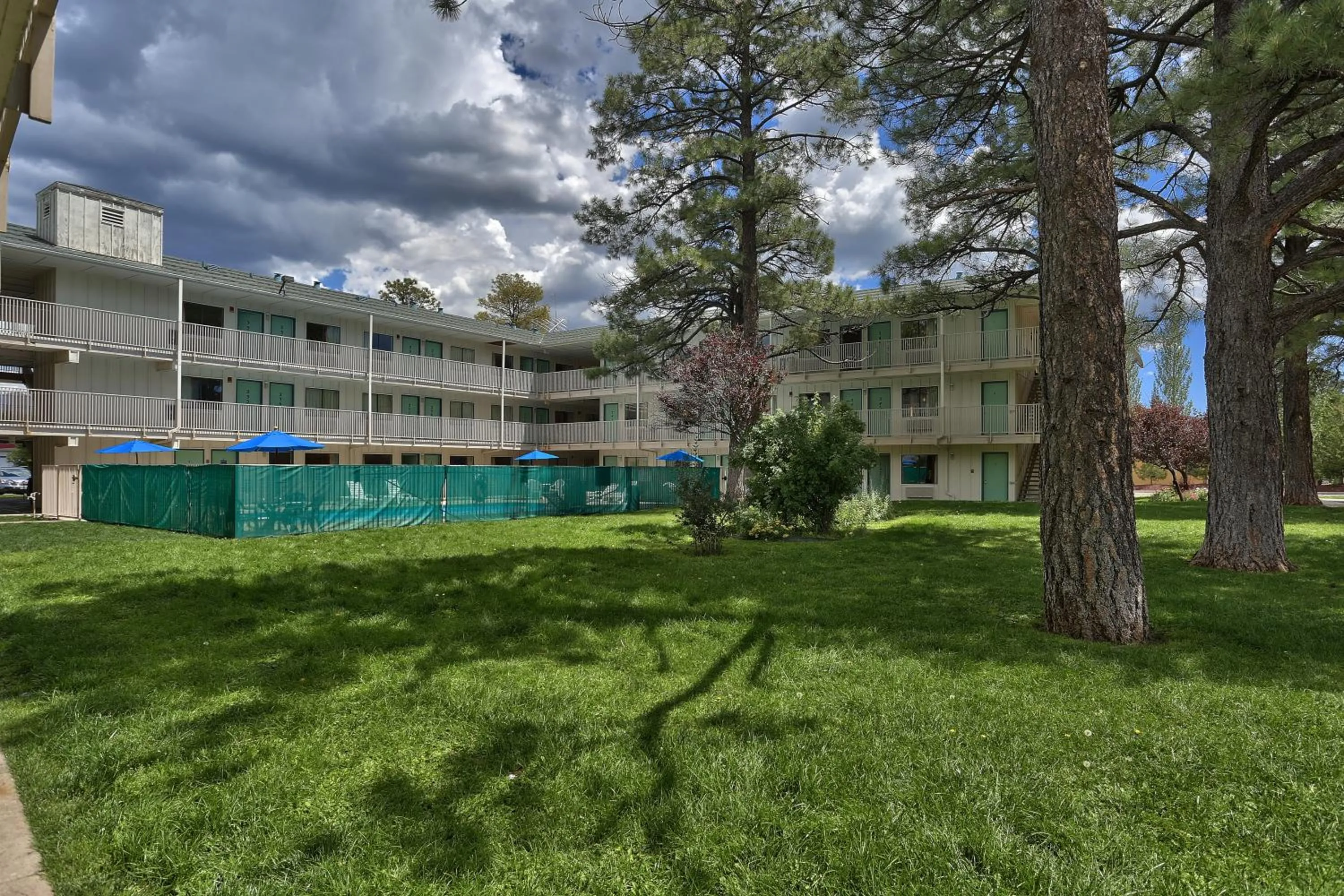 Facade/entrance in Motel 6-Flagstaff, AZ - West - Woodland Village