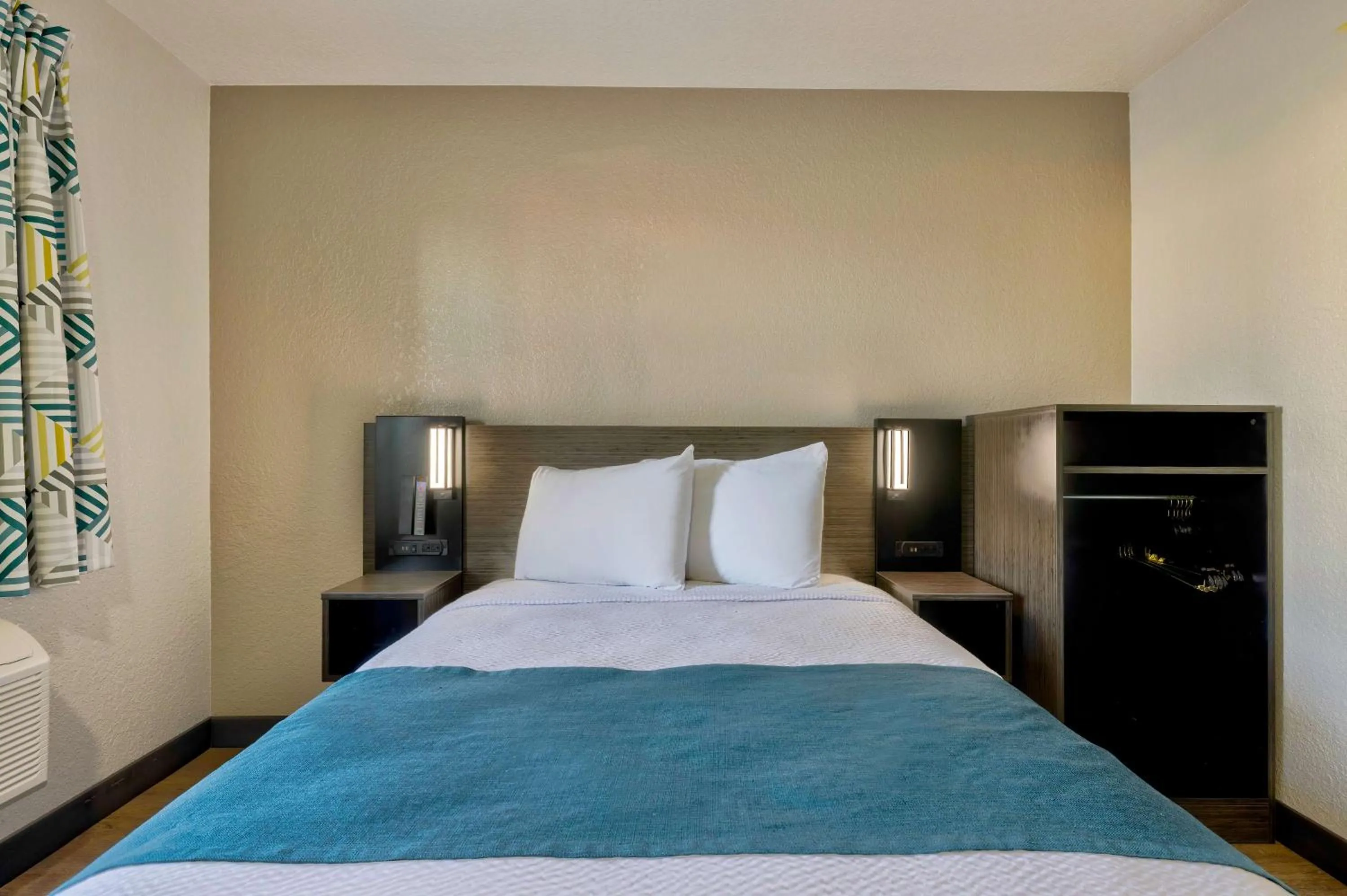 Bedroom, Bed in Motel 6-Anaheim, CA - Fullerton East