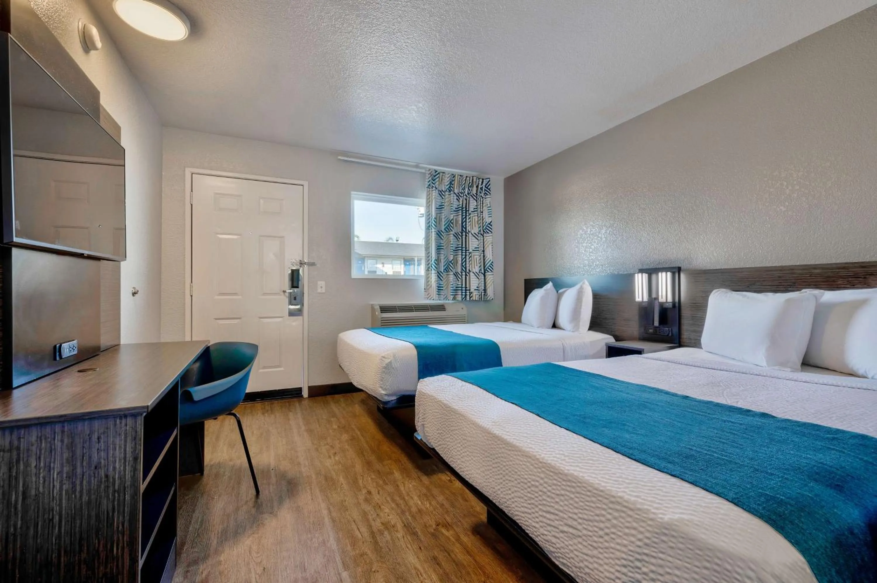 Bedroom, Bed in Motel 6-Anaheim, CA - Fullerton East