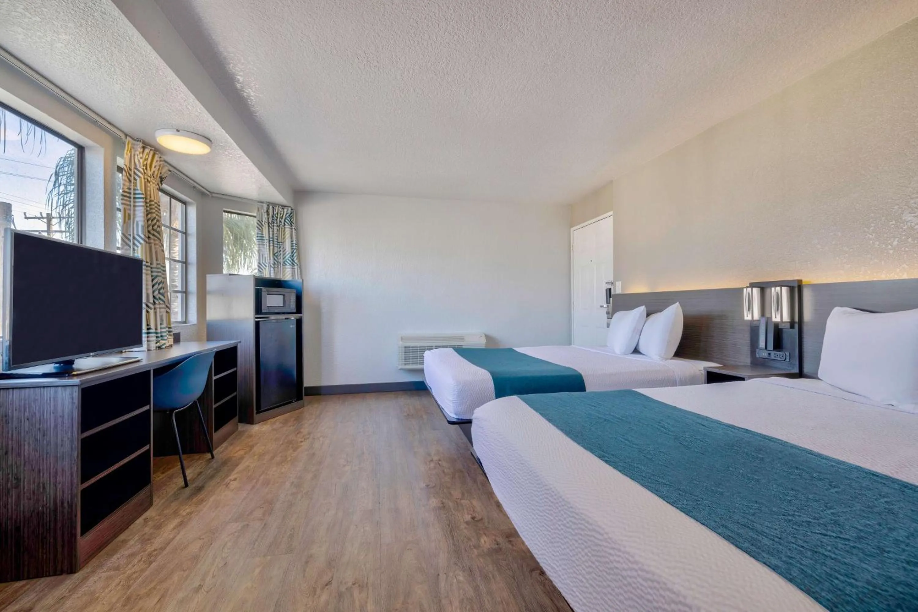 Bedroom, Bed in Motel 6-Anaheim, CA - Fullerton East