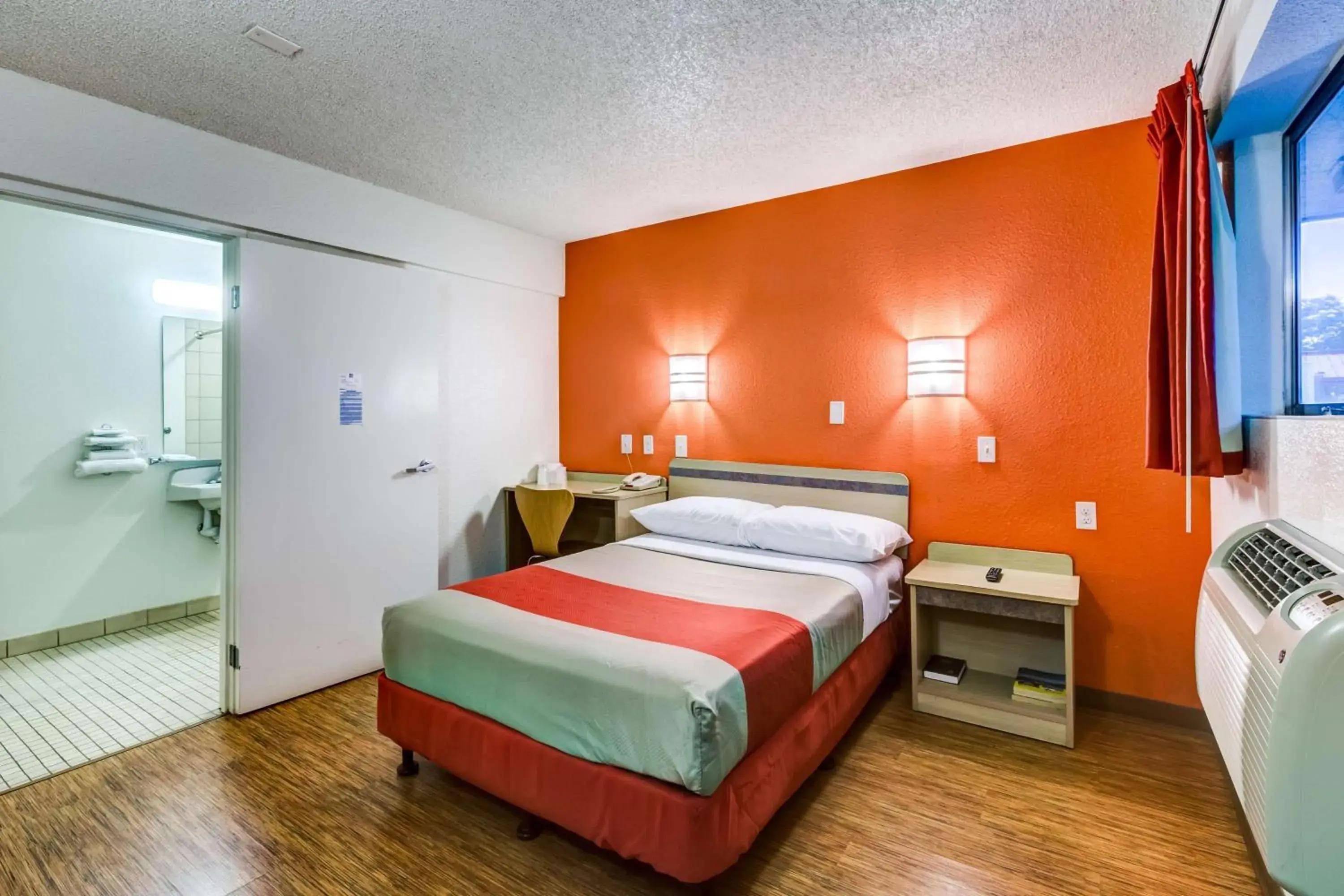 Bedroom, Bed in Motel 6-Wheat Ridge, CO - West - Denver North