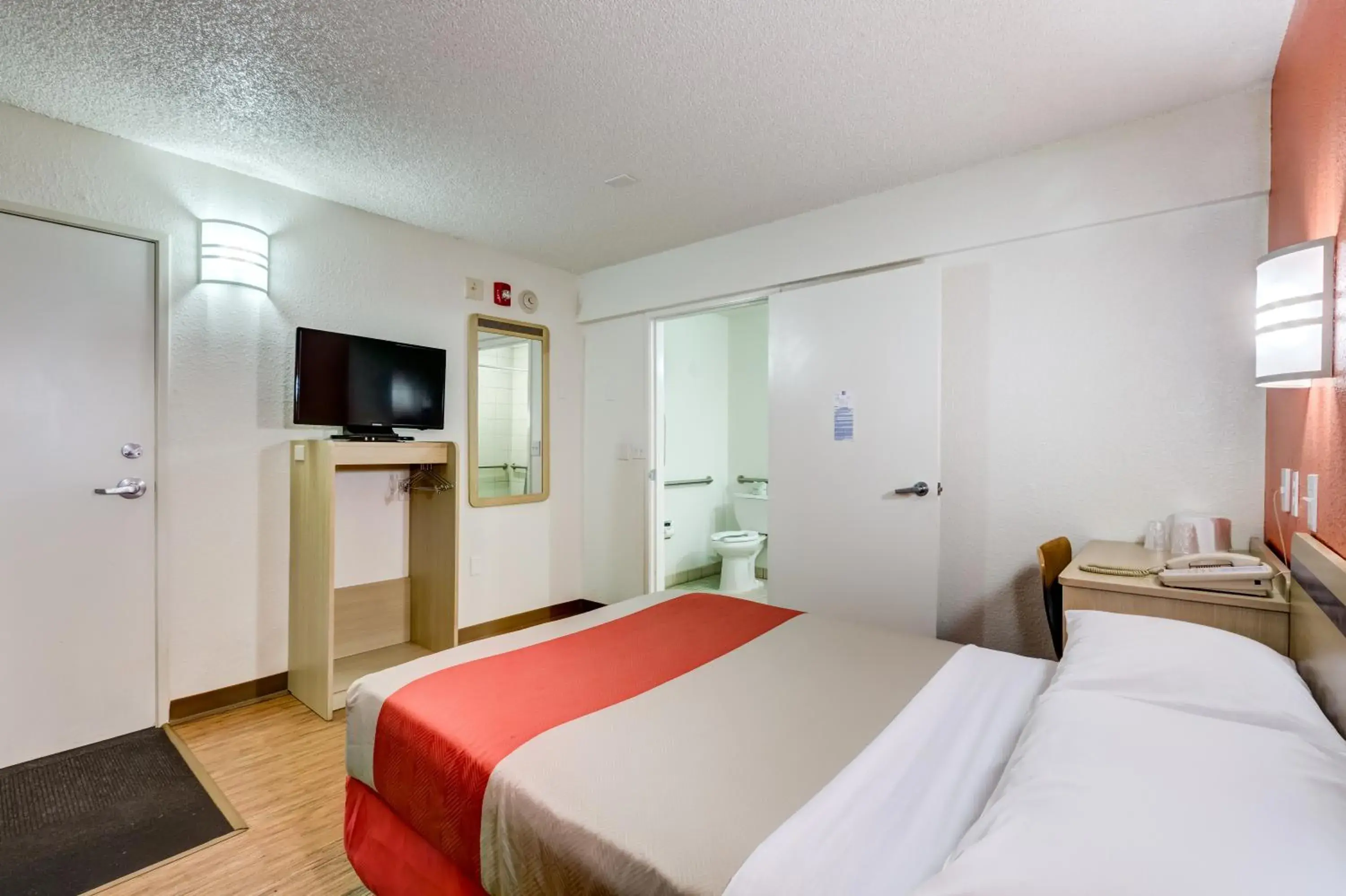 Bedroom, Bed in Motel 6-Wheat Ridge, CO - West - Denver North